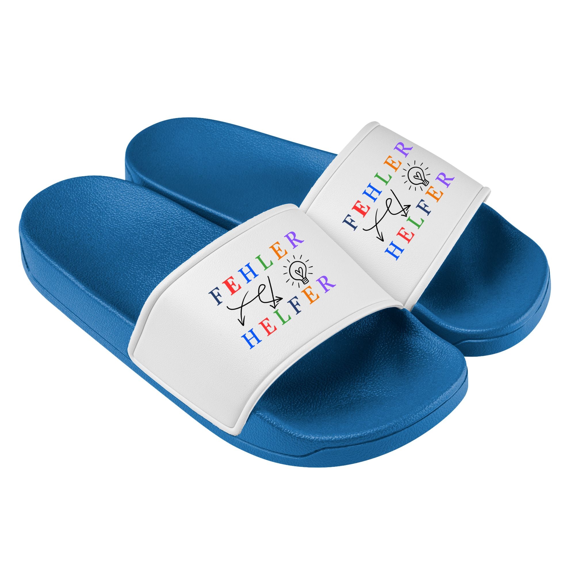 „Blaue Badelatschen mit weißem Riemen, bunter Aufschrift ‚Fehler = Helfer‘ und gezeichneter Glühbirne – kindgerecht designt für mehr Mut und Selbstvertrauen