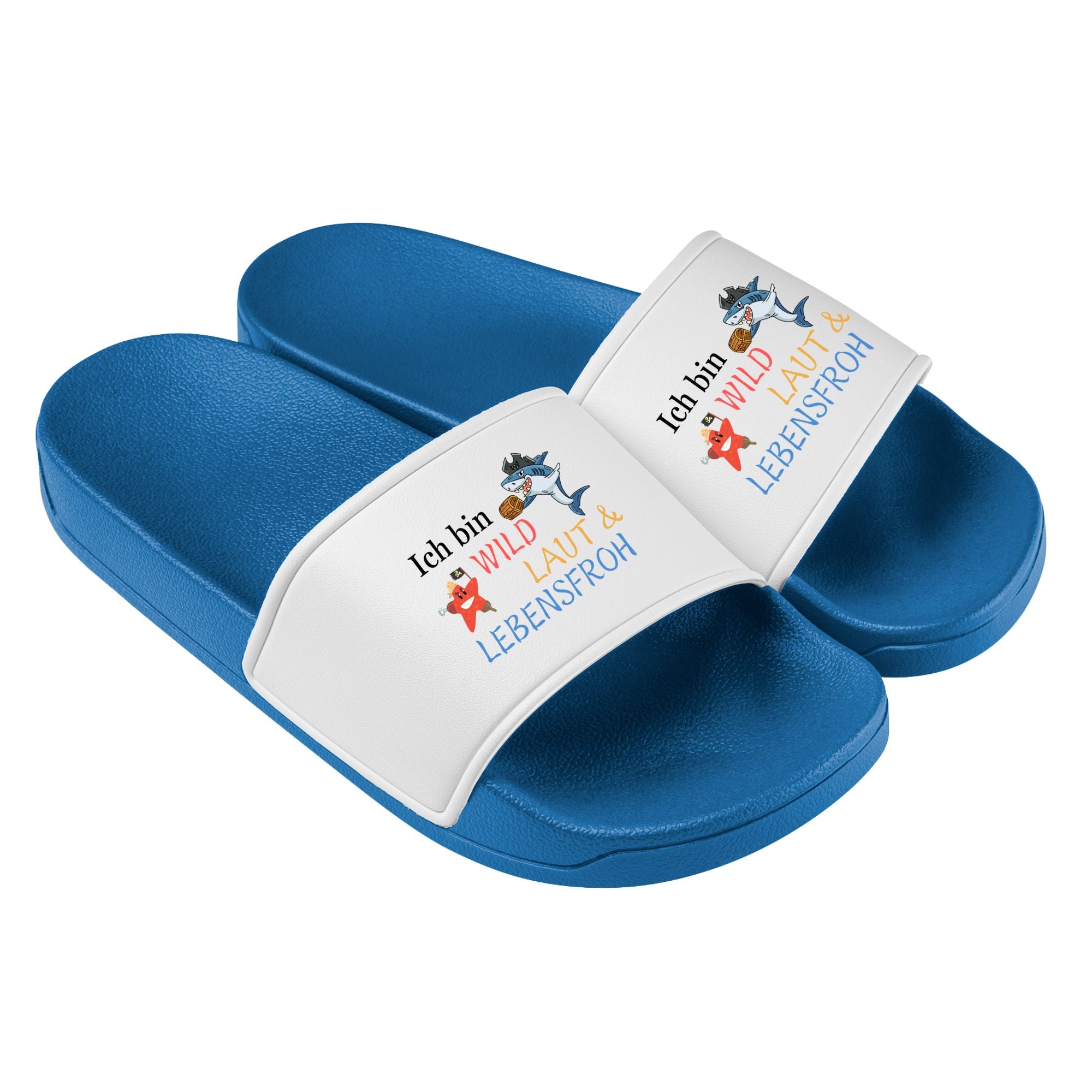 Blaue Badelatschen mit weißem Riemen, farbenfrohem Aufdruck ‚Ich bin wild, laut & lebensfroh‘ sowie Comic-Fuchs und Hai – designed für lebendige Kinder