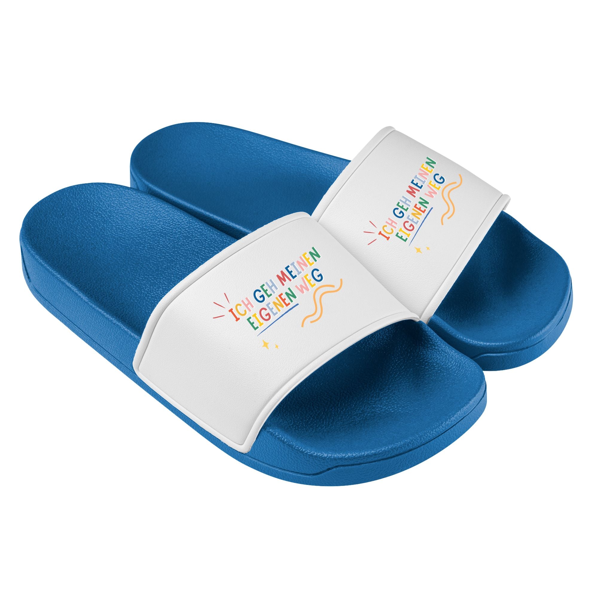 „Blaue Badelatschen mit farbenfroher Aufschrift ‚Ich geh meinen eigenen Weg‘ und dekorativen Linien und Sternen – für selbstbewusste Kinder und Jugendliche.