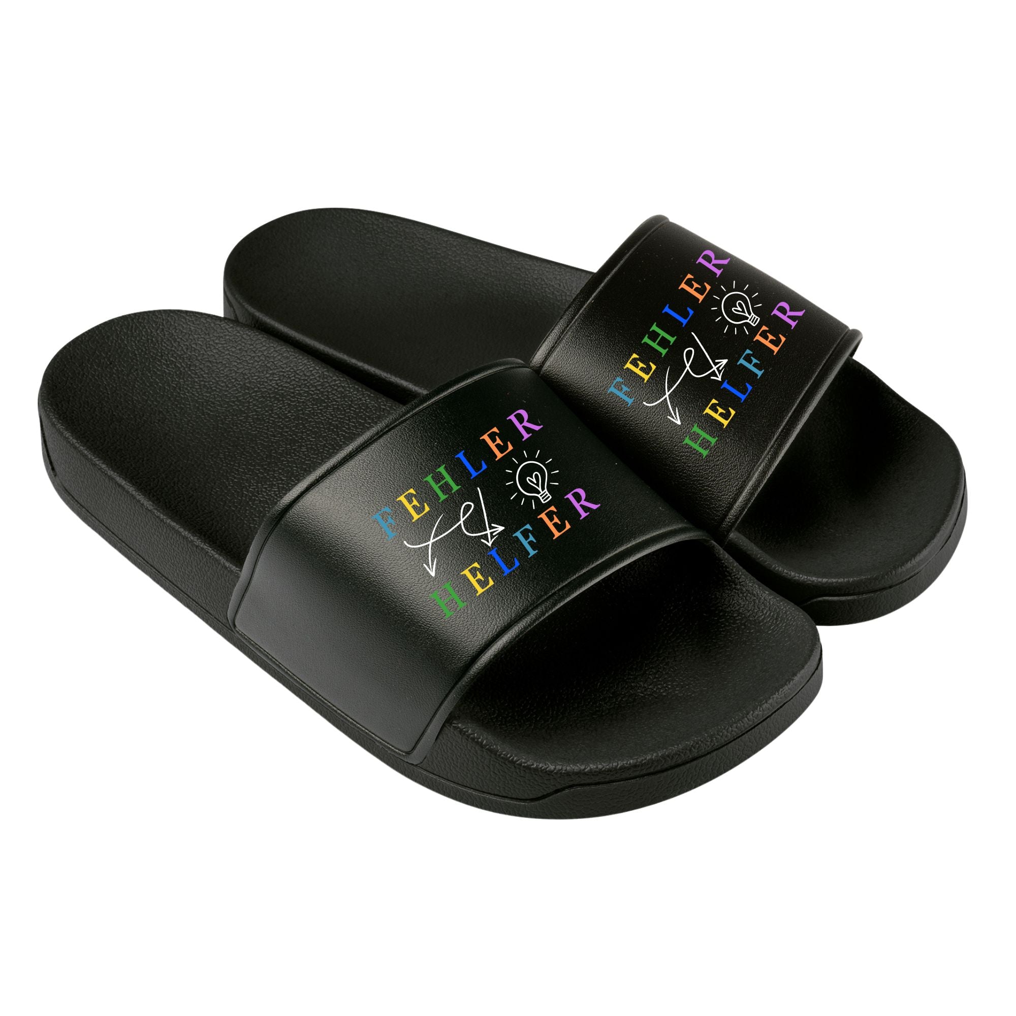 „Schwarze Badelatschen mit weißem Riemen, bunter Aufschrift ‚Fehler = Helfer‘ und gezeichneter Glühbirne – kindgerecht designt für mehr Mut und Selbstvertrauen