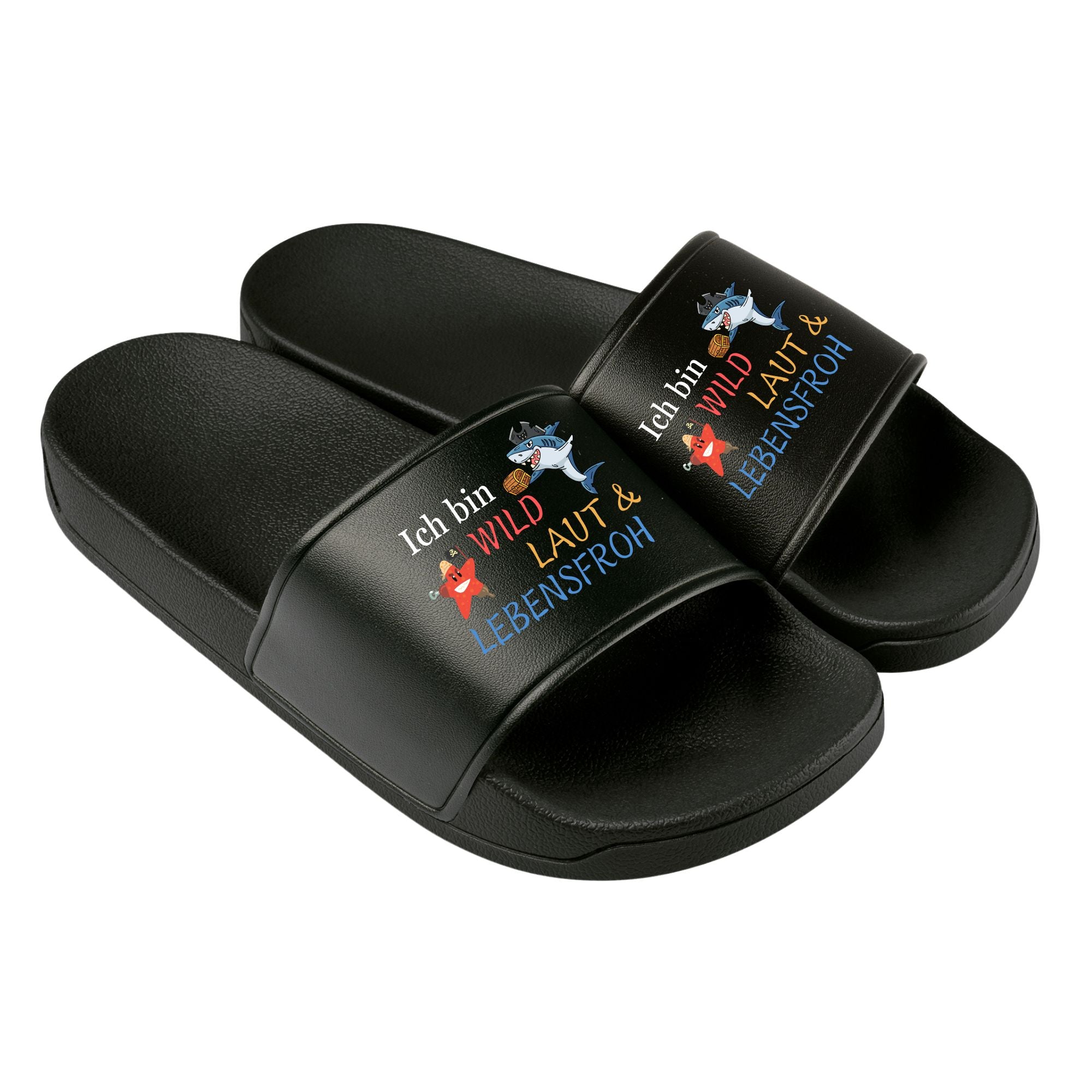 Schwarze Badelatschen mit schwarzen Riemen, farbenfrohem Aufdruck ‚Ich bin wild, laut & lebensfroh‘ sowie Comic-Fuchs und Hai – designed für lebendige Kinder