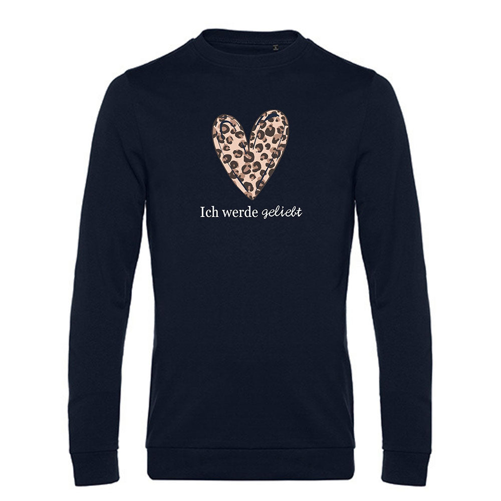 navy blauer pullover für emotionale gesundheit mit einem großen herz und leoparden print drin mit der weißen schrift ich werde geliebt