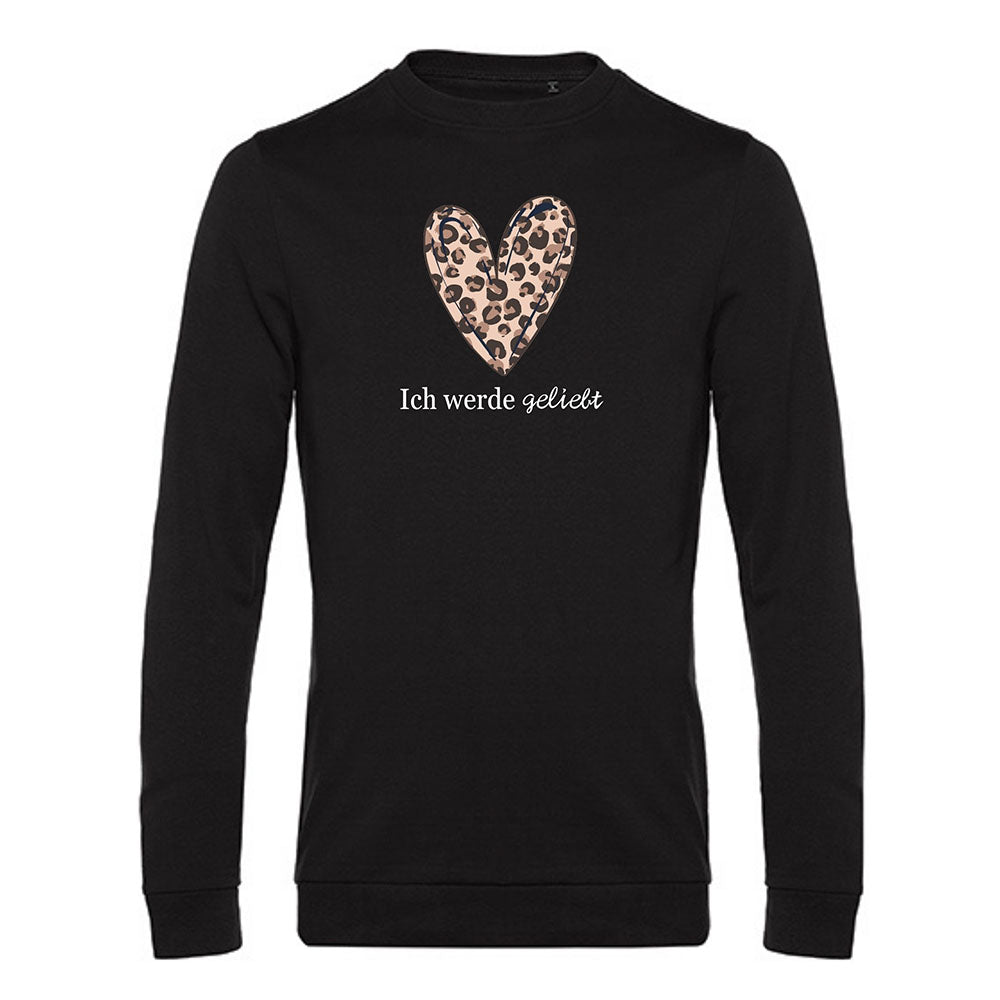 schwarzer pullover für emotionale gesundheit mit einem großen herz und leoparden print drin mit der weißen schrift ich werde geliebt