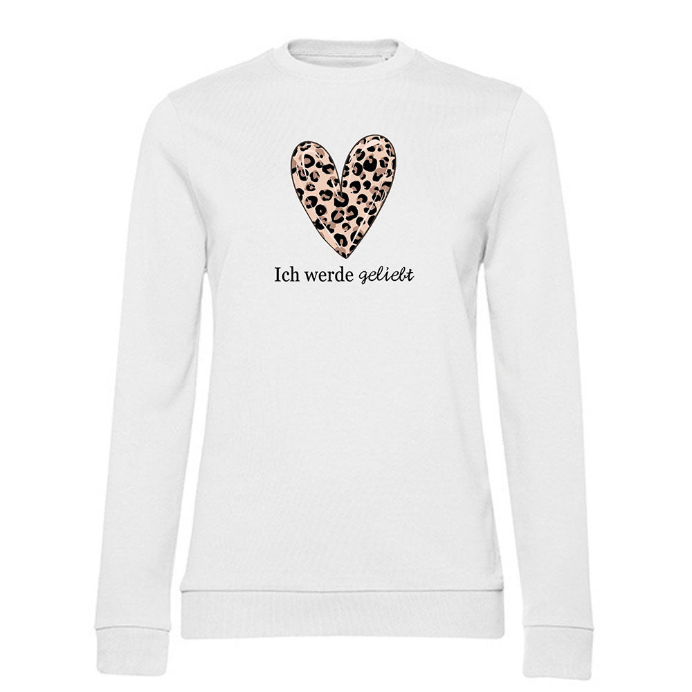 weißer pullover für selbstakzeptanz mit einem großen herz und leoparden print drin mit der schwarzen schrift ich werde geliebt