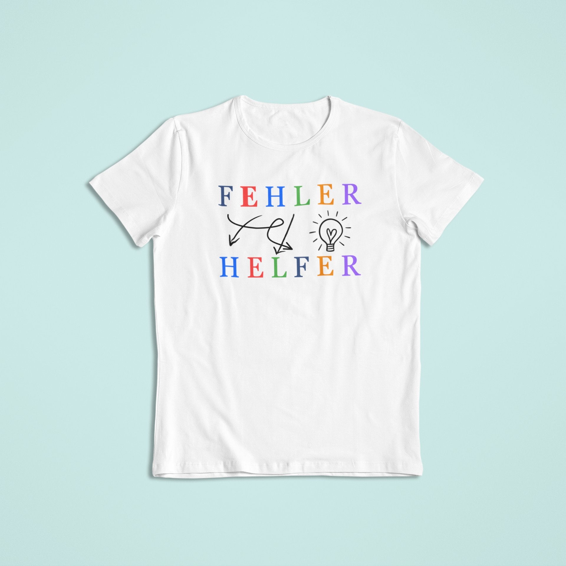 weißes Kinder-Affirmationsshirt mit der Botschaft „Fehler – Helfer“. Farbige Buchstaben, kreative Icons und kindgerechte Aussage – ideal für Schulstart, Mutmacher oder Geschenk.