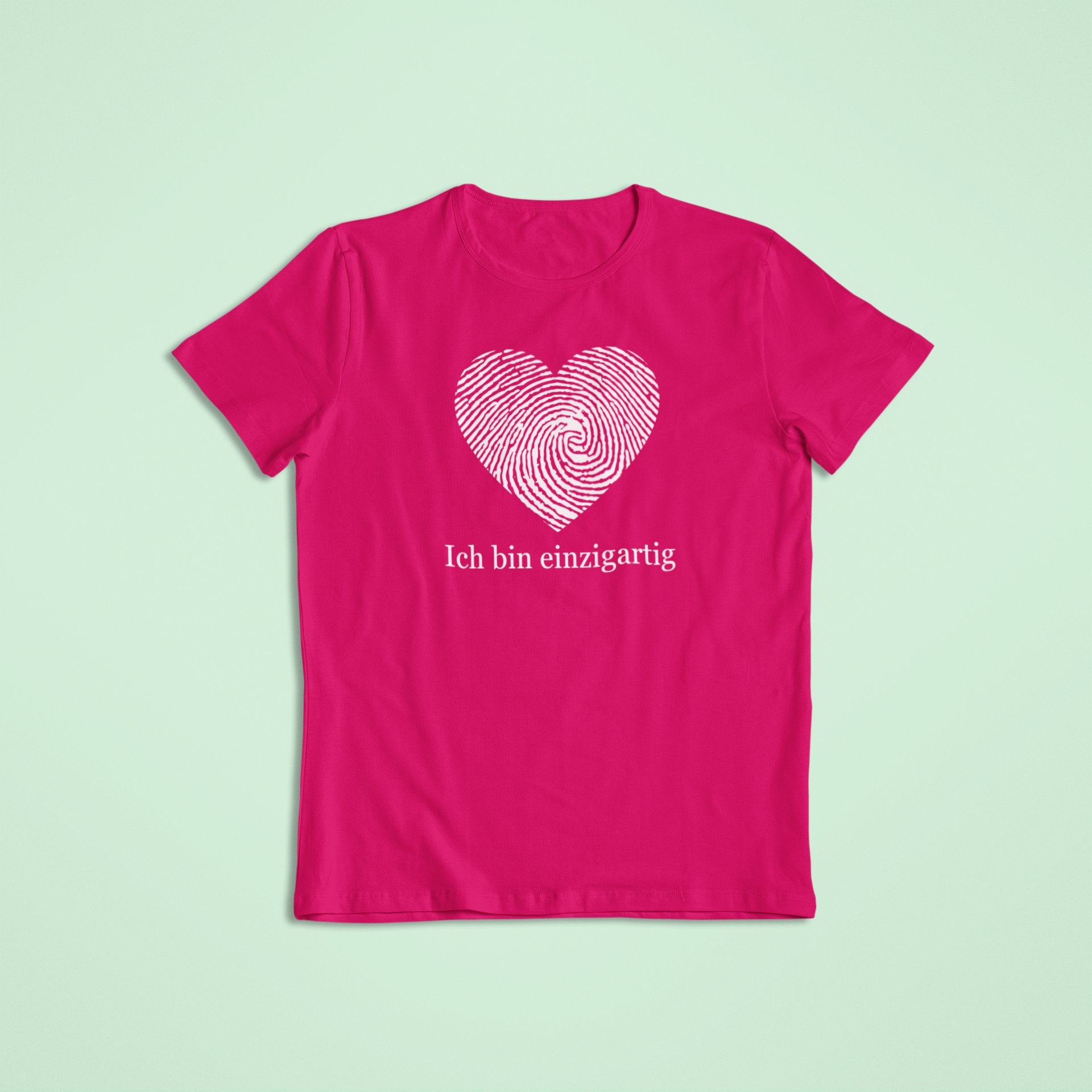 Pinkfarbenes Kindershirt mit schwarzem Fingerabdruckherz und der Aufschrift „Ich bin einzigartig“. Starke Message für mutige Mädchen & Jungs – perfekte Affirmation zum Tragen.
