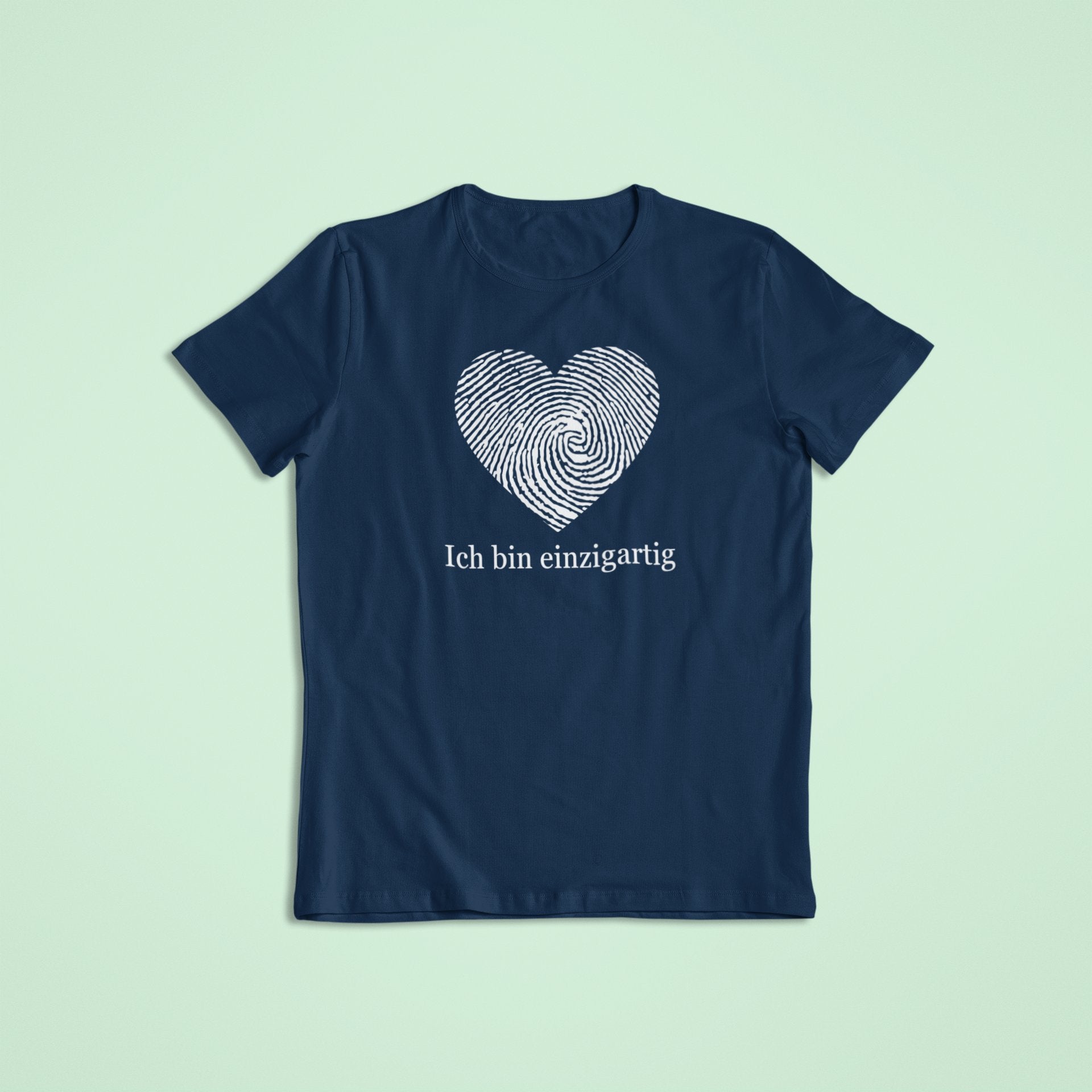 Dunkelblaues Kinder-Affirmationsshirt mit Fingerabdruck in Herzform und Aufschrift „Ich bin einzigartig“. Achtsames Design für starke Kinder – bewusst, wertvoll und individuell veredelt.
