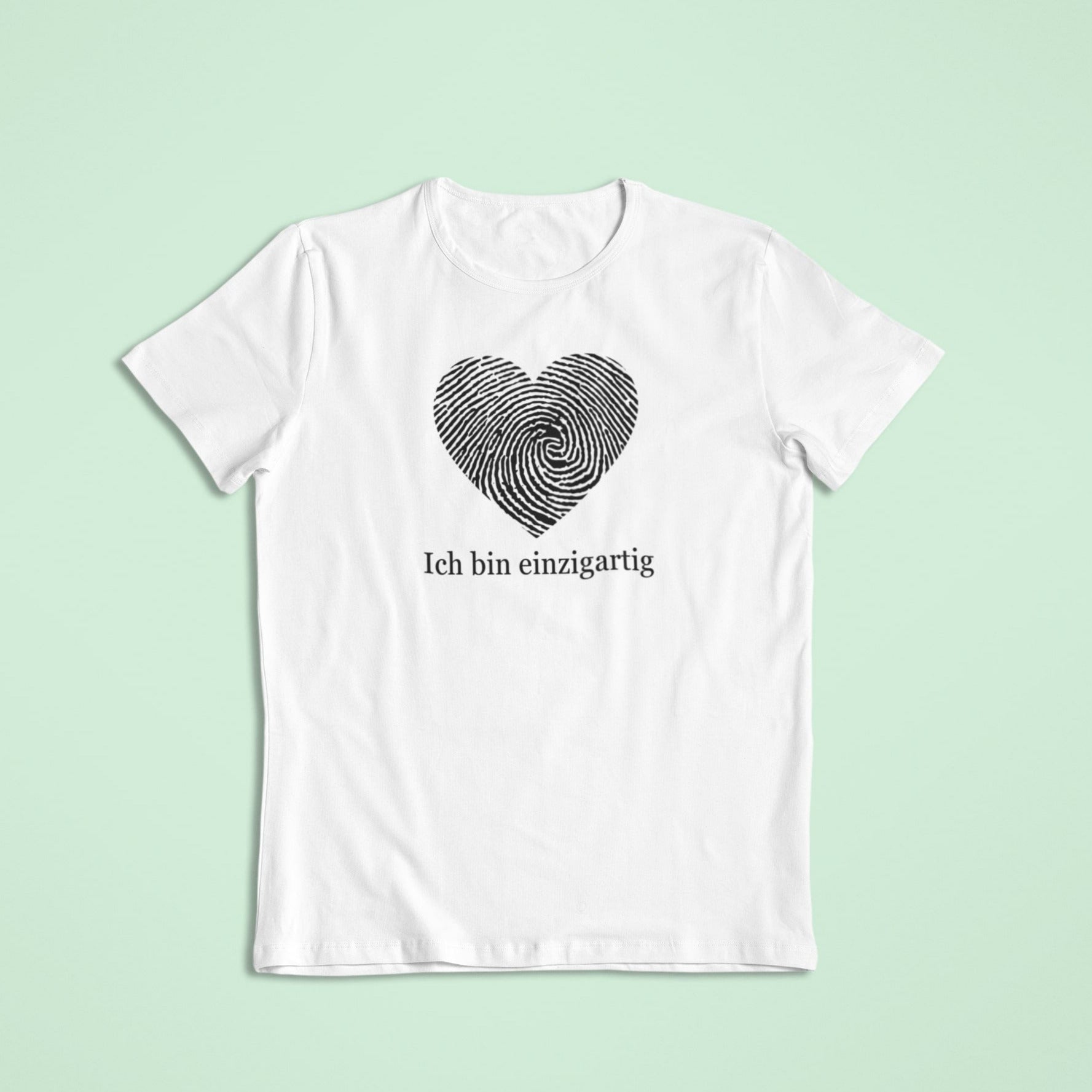 Weißes Affirmationsshirt für Kinder mit schwarzem Fingerabdruckherz und der positiven Aussage „Ich bin einzigartig“. Jedes Shirt ein Statement für Selbstliebe & Achtsamkeit.