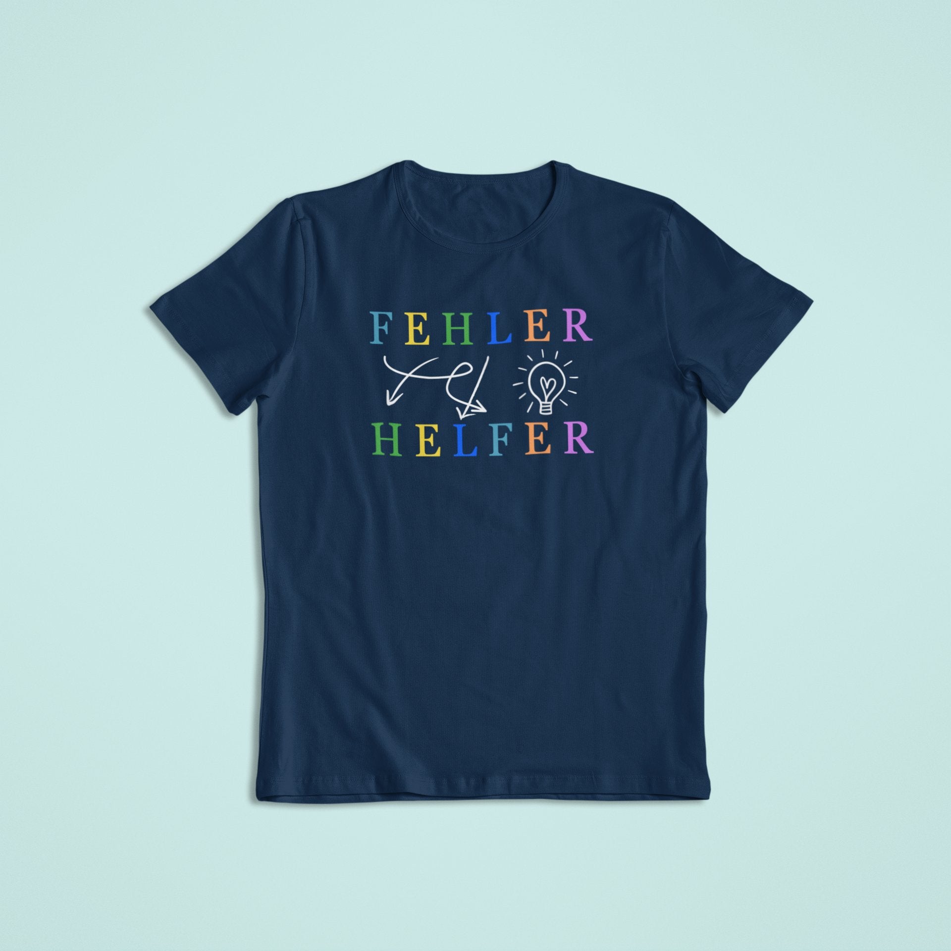 dunkelblaues Kinder-Affirmationsshirt mit der Botschaft „Fehler – Helfer“. Farbige Buchstaben, kreative Icons und kindgerechte Aussage – ideal für Schulstart, Mutmacher oder Geschenk.
