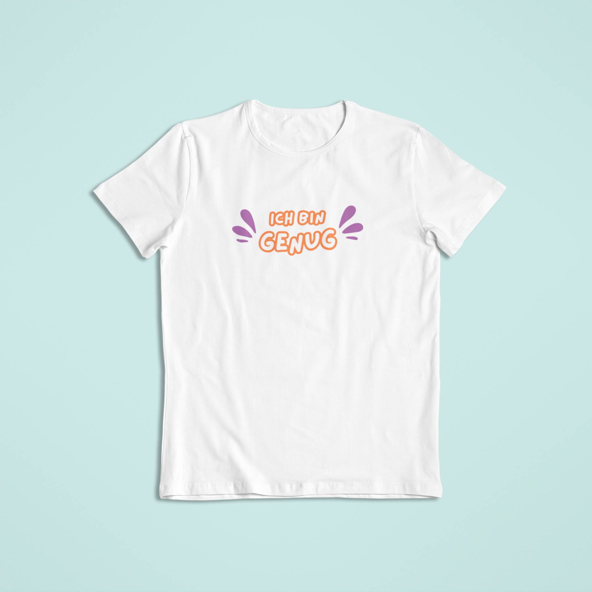 Weißes Kindershirt mit verspielter Aufschrift „Ich bin genug“ in Orange und Lila. Fördert Selbstliebe und Achtsamkeit – liebevoll veredelt und perfekt für bewusste Familien.