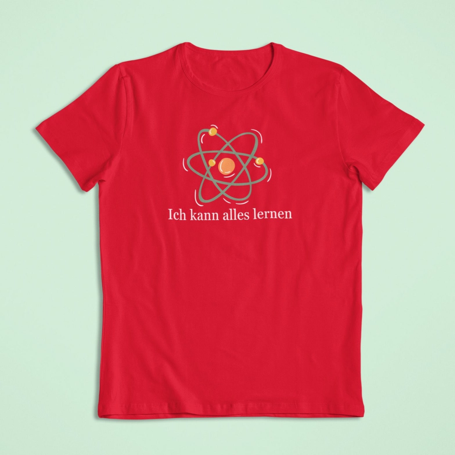 Rotes Kindershirt mit einem bunten Atom-Symbol in der Mitte. Darunter der motivierende Spruch: „Ich kann alles lernen“ in weißer Schrift.