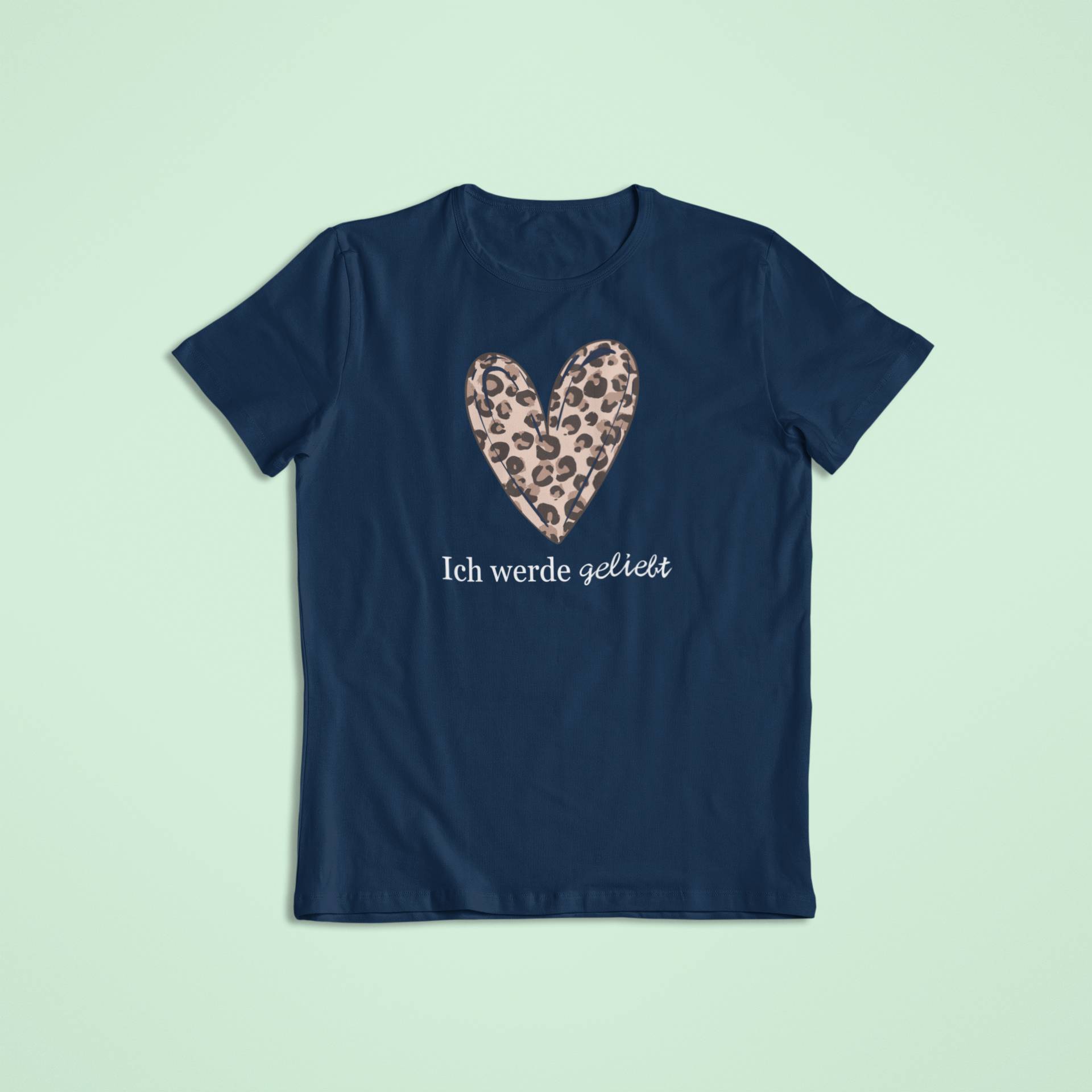 Dunkelblaues Affirmationsshirt mit auffälligem Leo-Herz und dem Schriftzug „Ich werde geliebt“. Ausdrucksstarkes Design für Kinder, die wissen dürfen: Ich bin wertvoll und geliebt.