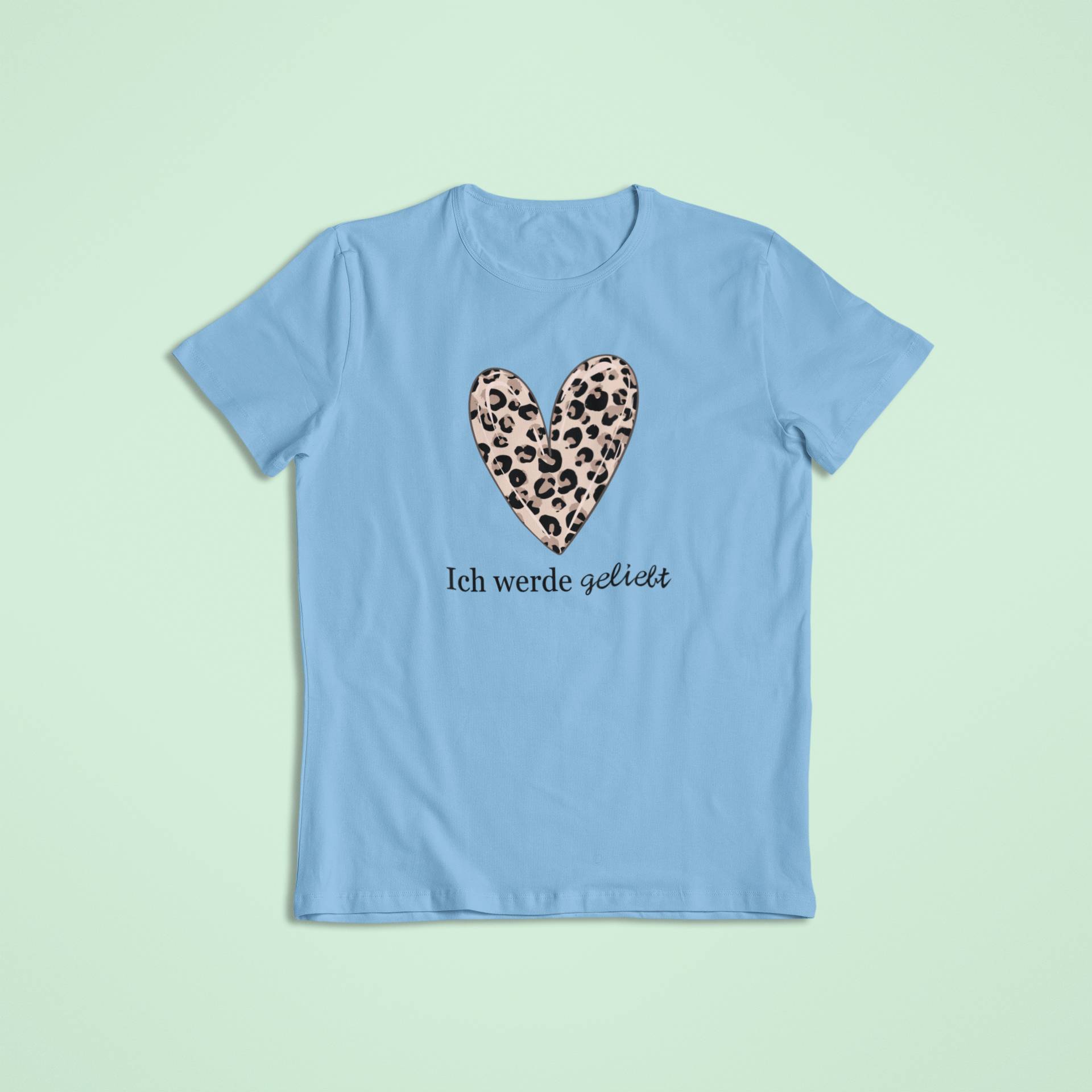 Hellblaues Kinder-Affirmationsshirt mit Leo-Herz in Herzform und der Aufschrift „Ich werde geliebt“. Sanftes Design mit starker Botschaft – für Kinder, die sich geborgen fühlen sollen.