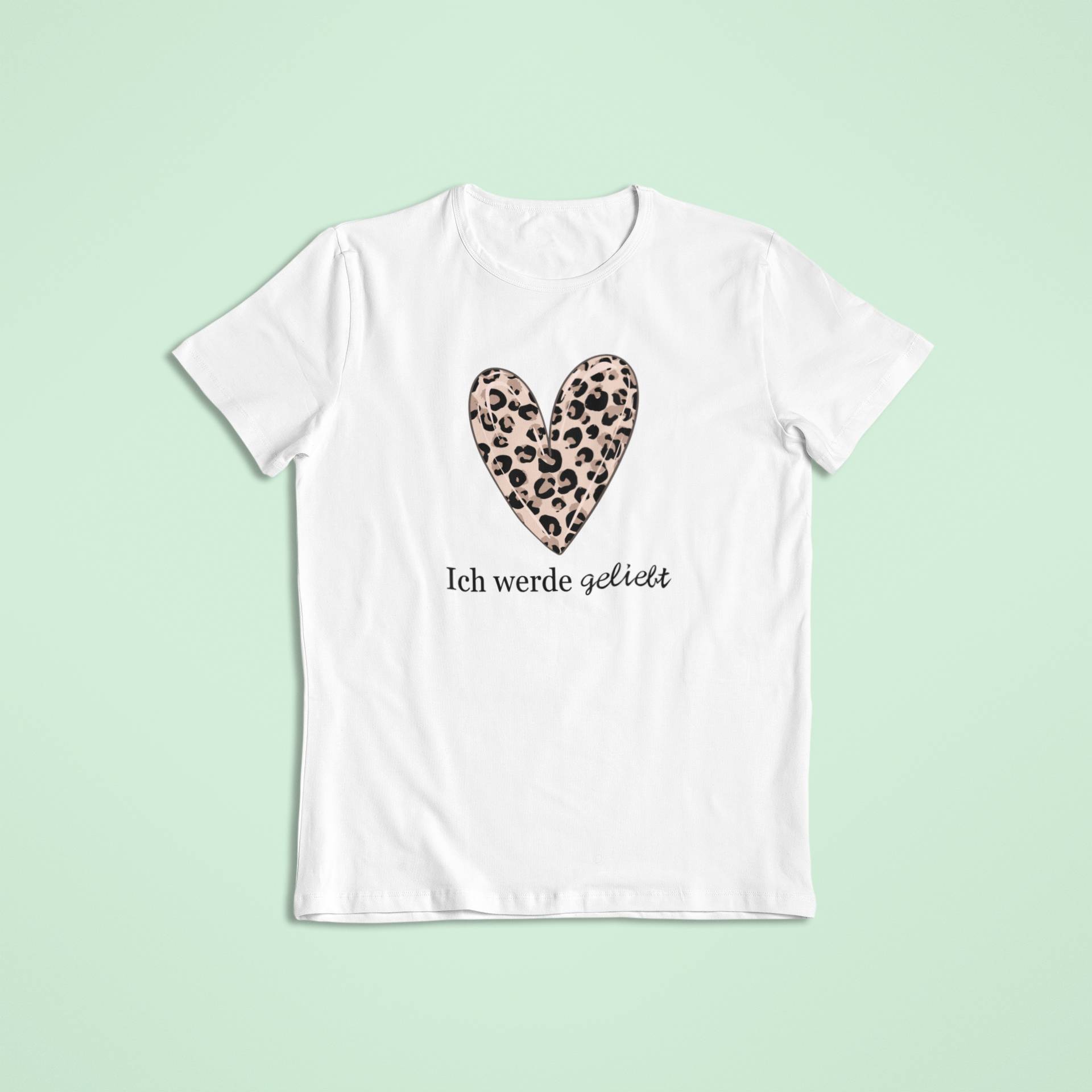 Weißes Kinder-Shirt mit Leoparden-Herz und dem Text „Ich werde geliebt“. Ein starkes Statement für emotionale Sicherheit und Geborgenheit – individuell bedruckt und voller Herz.
