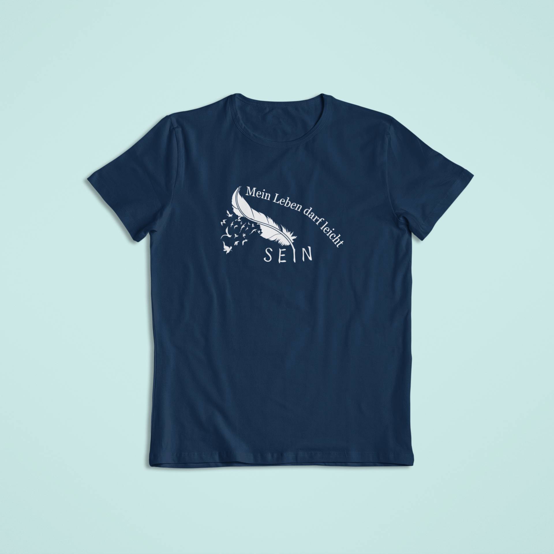 Dunkelblaues T-Shirt mit weißer Feder und dem Spruch „Mein Leben darf leicht sein – SEIN“. Achtsames Design für Kinder, die sich sicher, frei und geborgen fühlen dürfen.