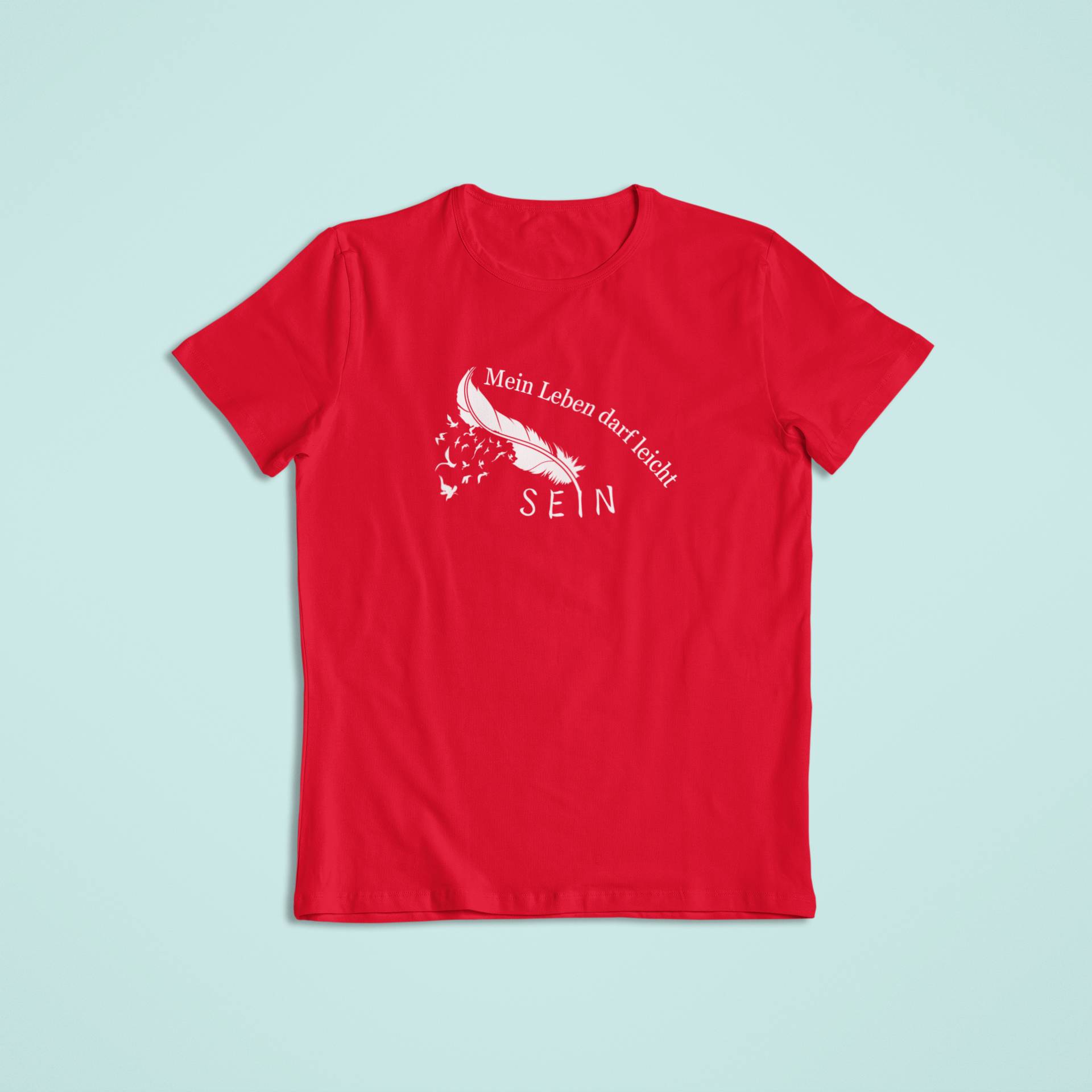 Rotes Kinder-Affirmationsshirt mit weißem Feder-Motiv und der Aufschrift „Mein Leben darf leicht sein – SEIN“. Ein Shirt voller Leichtigkeit, Mut und Selbstmitgefühl – individuell veredelt.