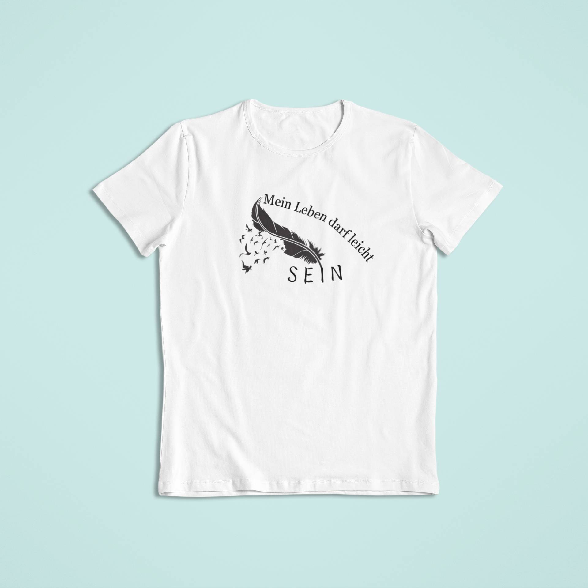 Weißes Shirt mit schwarzer Feder, fliegenden Vögeln und dem Satz „Mein Leben darf leicht sein – SEIN“. Ein inspirierendes Kindershirt für mehr Selbstfürsorge und Achtsamkeit.
