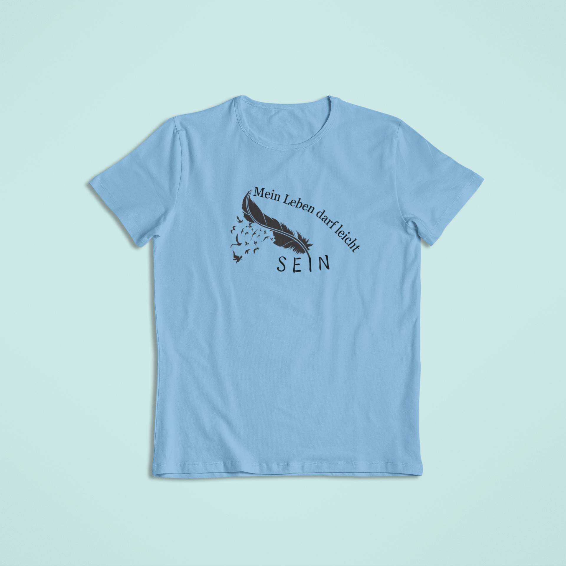 Hellblaues Kindershirt mit schwarzer Aufschrift „Mein Leben darf leicht sein – SEIN“ und Feder-Design. Für mehr Leichtigkeit im Kinderleben – perfekt für achtsame Familien.