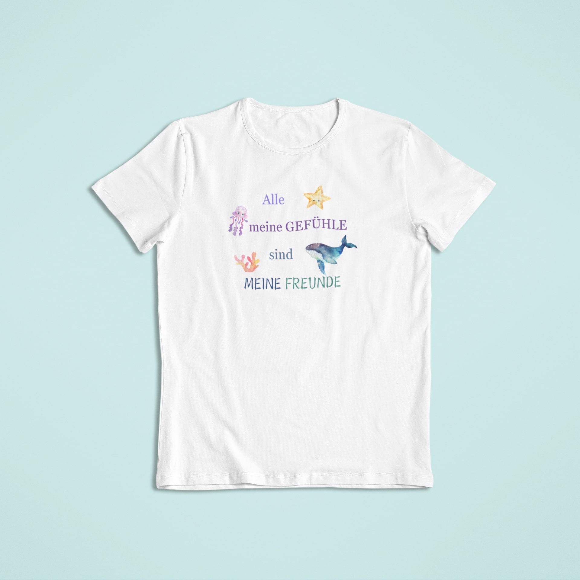 Weißes Affirmationsshirt mit Unterwasser-Motiven und der Aufschrift „Alle meine Gefühle sind meine Freunde“. Fördert emotionale Intelligenz, Selbstvertrauen und kindliche Achtsamkeit im Alltag.