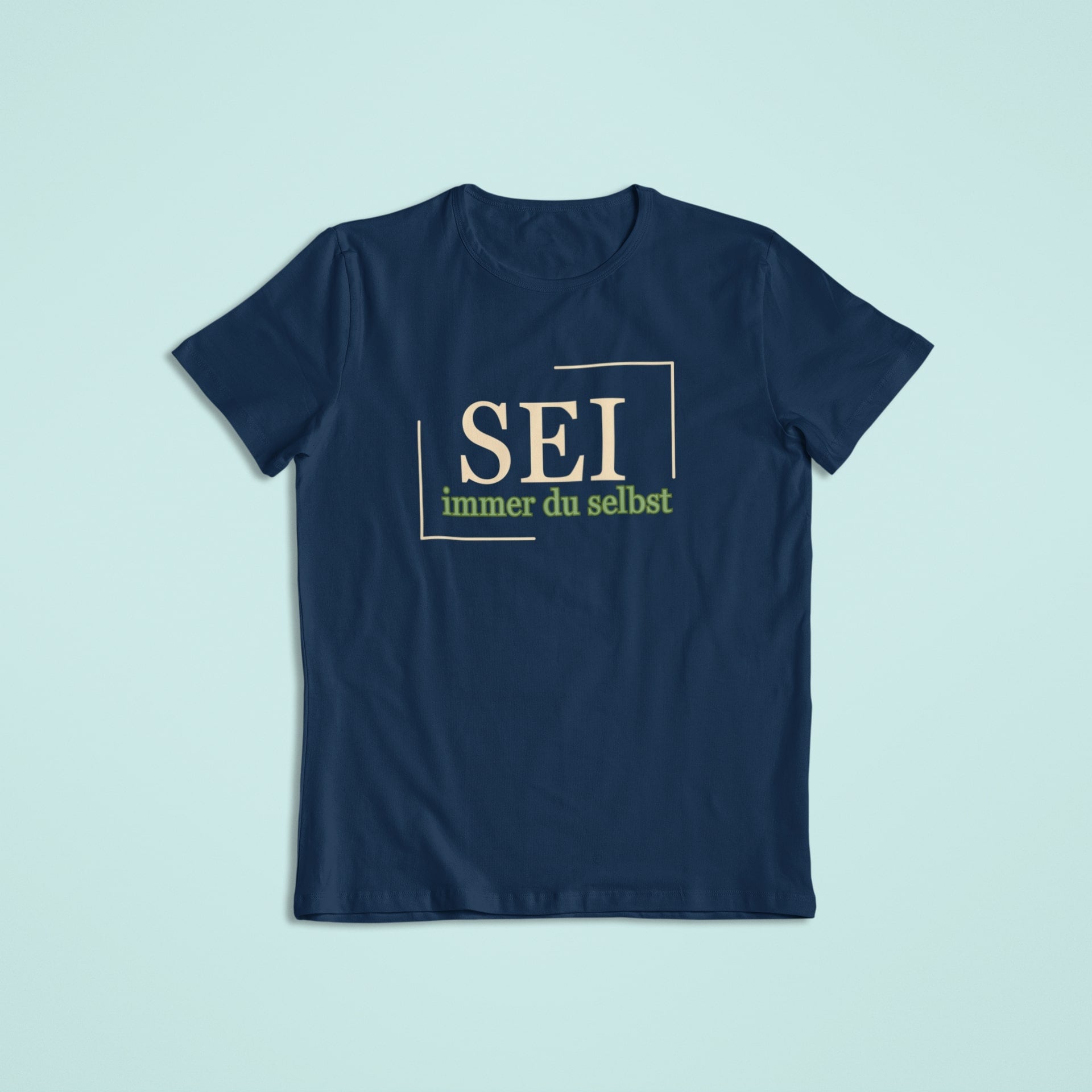 Kinderaffirmationsshirt in Dunkelblau (Navy) mit dem Aufdruck „SEI immer du selbst“ in Beige und Grün sowie einem eckigen Rahmen um den Text.