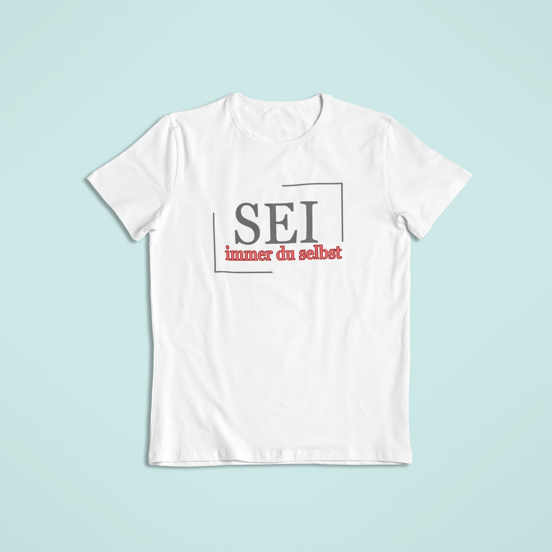 Kinderaffirmationsshirt in Weiß mit dem Aufdruck „SEI immer du selbst“ in Grau und Rot mit einem feinen schwarzen Rahmen.