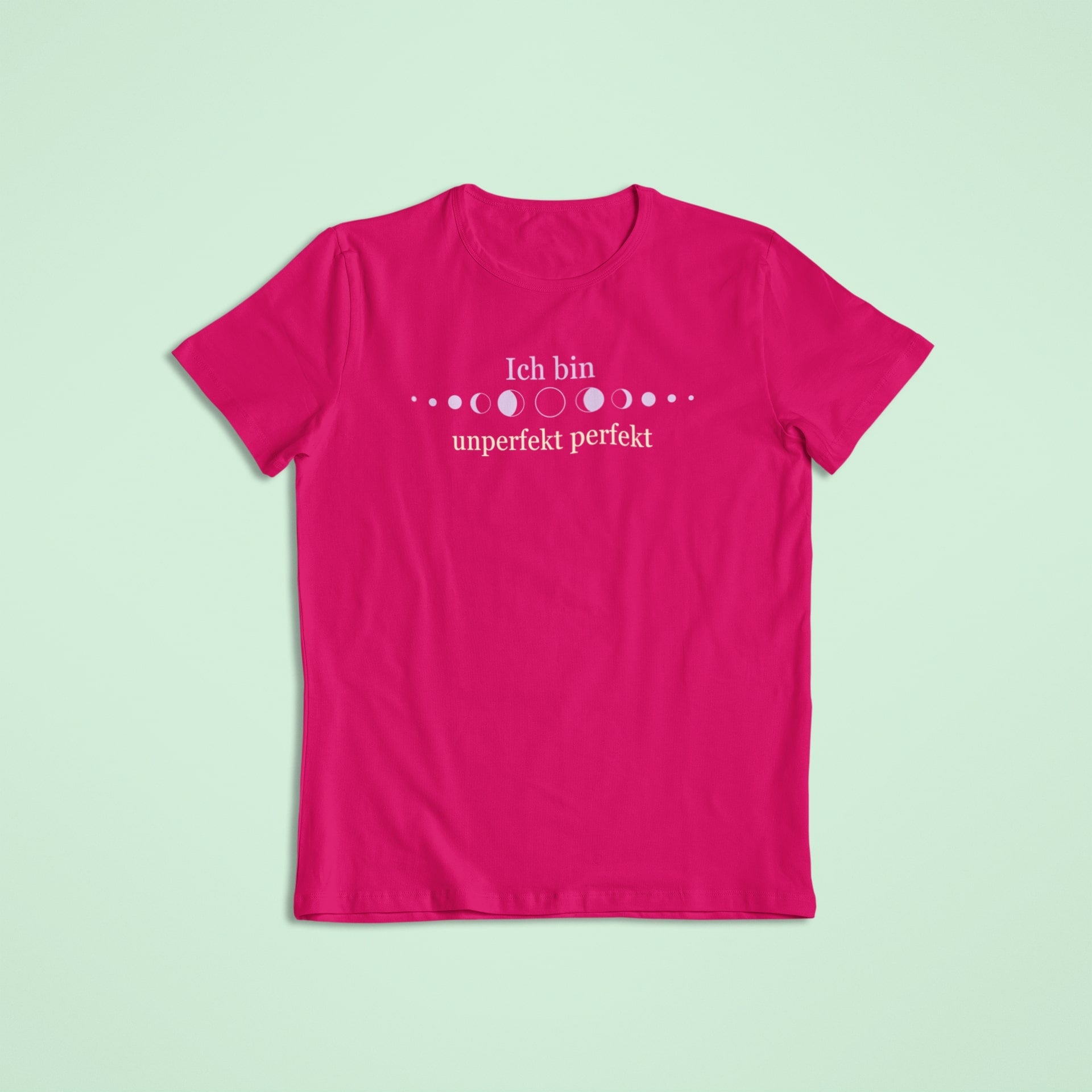 Kinderaffirmationsshirt in Fuchsia mit dem Spruch „Ich bin unperfekt perfekt“ in Weiß, ergänzt durch eine Darstellung der Mondphasen in Rosa.