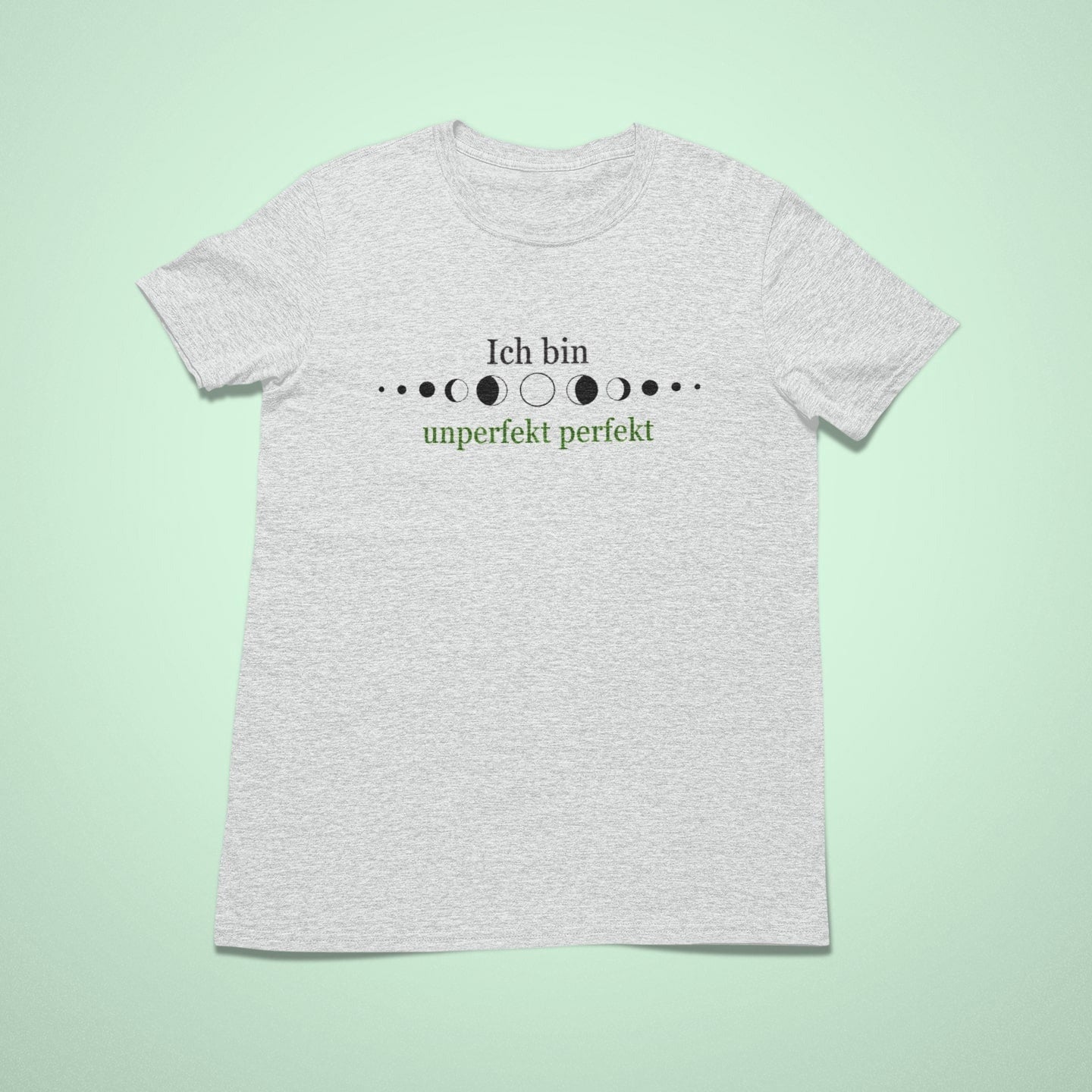 Kinderaffirmationsshirt in Heather Grey mit dem Text „Ich bin unperfekt perfekt“ in Schwarz und Grün sowie einer Reihe von Mondphasen darüber.