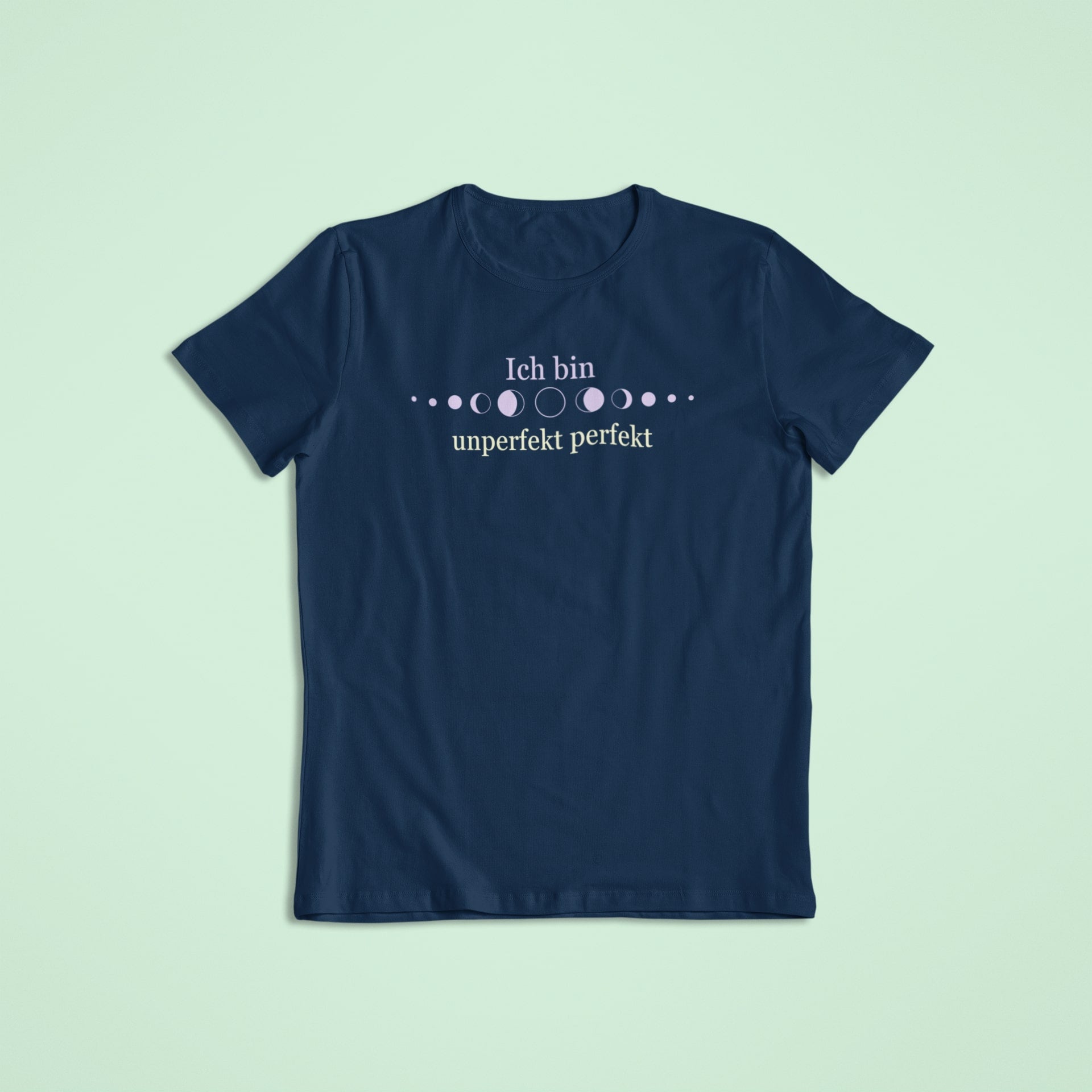 Kinderaffirmationsshirt in Navyblau mit dem Spruch „Ich bin unperfekt perfekt“ in Rosa und Creme, verziert mit rosa-violetten Mondphasen.