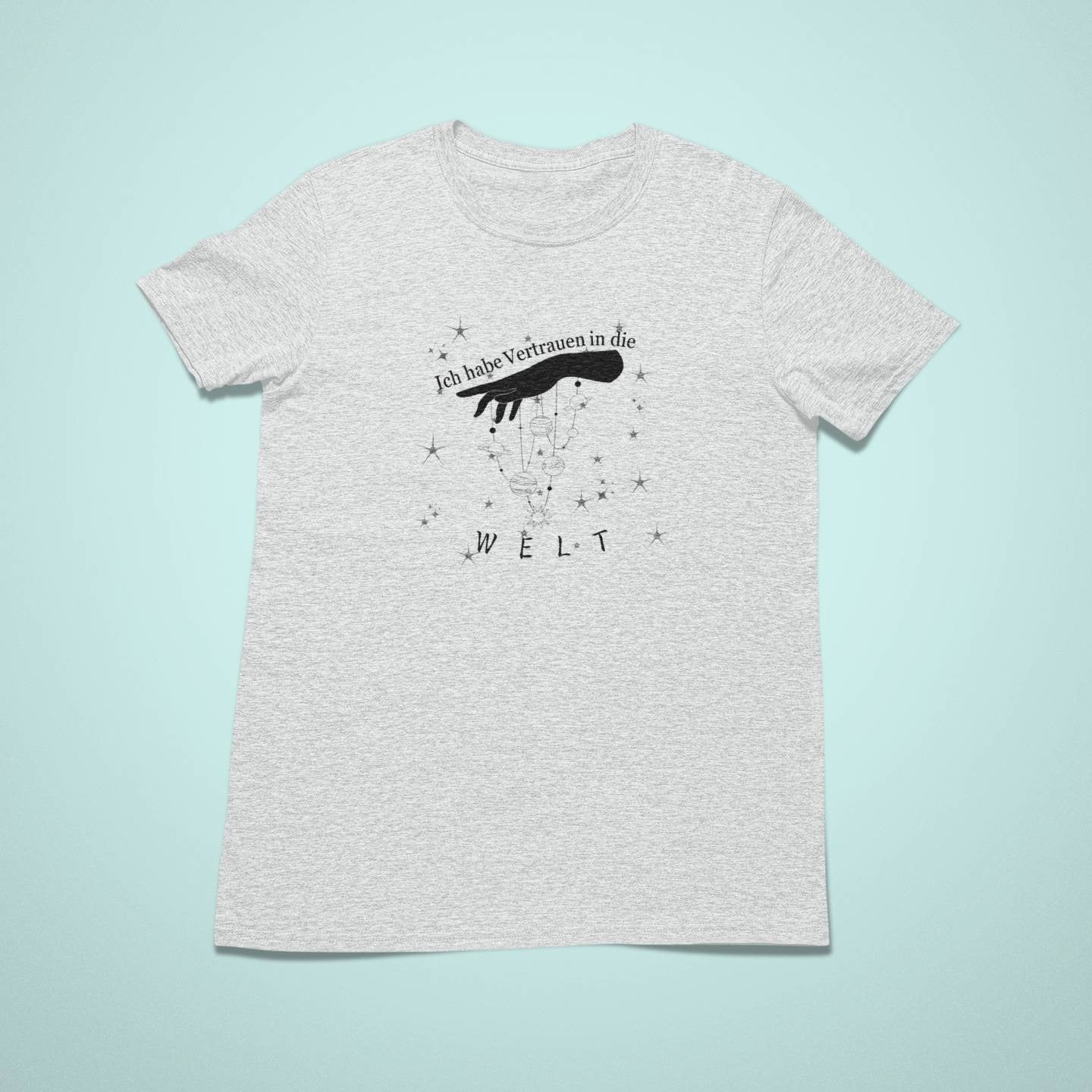 Kinder-Affirmationsshirt in Hellgrau mit schwarzer Illustration einer Hand, die Marionettenfäden hält. Umgeben von Sternen und dem Text: „Ich habe Vertrauen in die Welt“.