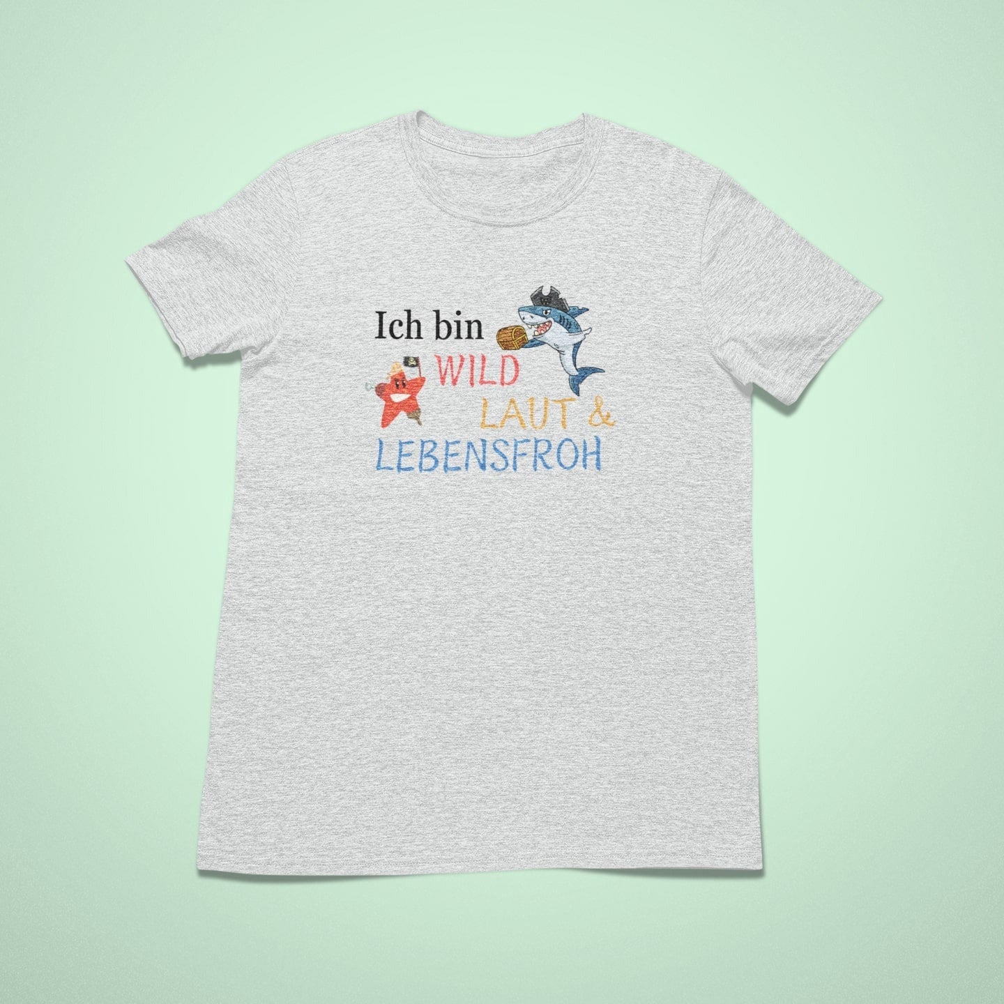 Hellgraues Kindershirt mit bunter Aufschrift „Ich bin wild, laut & lebensfroh“ und zwei witzigen Piraten-Charakteren: ein Seestern mit Haken und ein Hai mit Augenklap