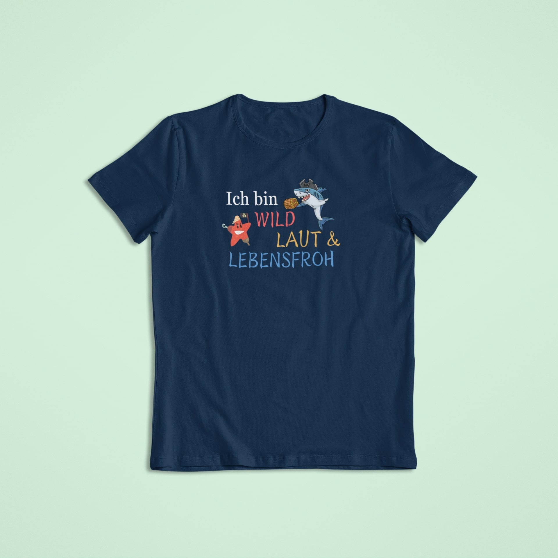 Kindershirt in Dunkelblau mit der Aufschrift „Ich bin wild, laut & lebensfroh“ und fröhlichen Piratenfiguren – ein roter Seestern und ein Hai mit Schatztruhe