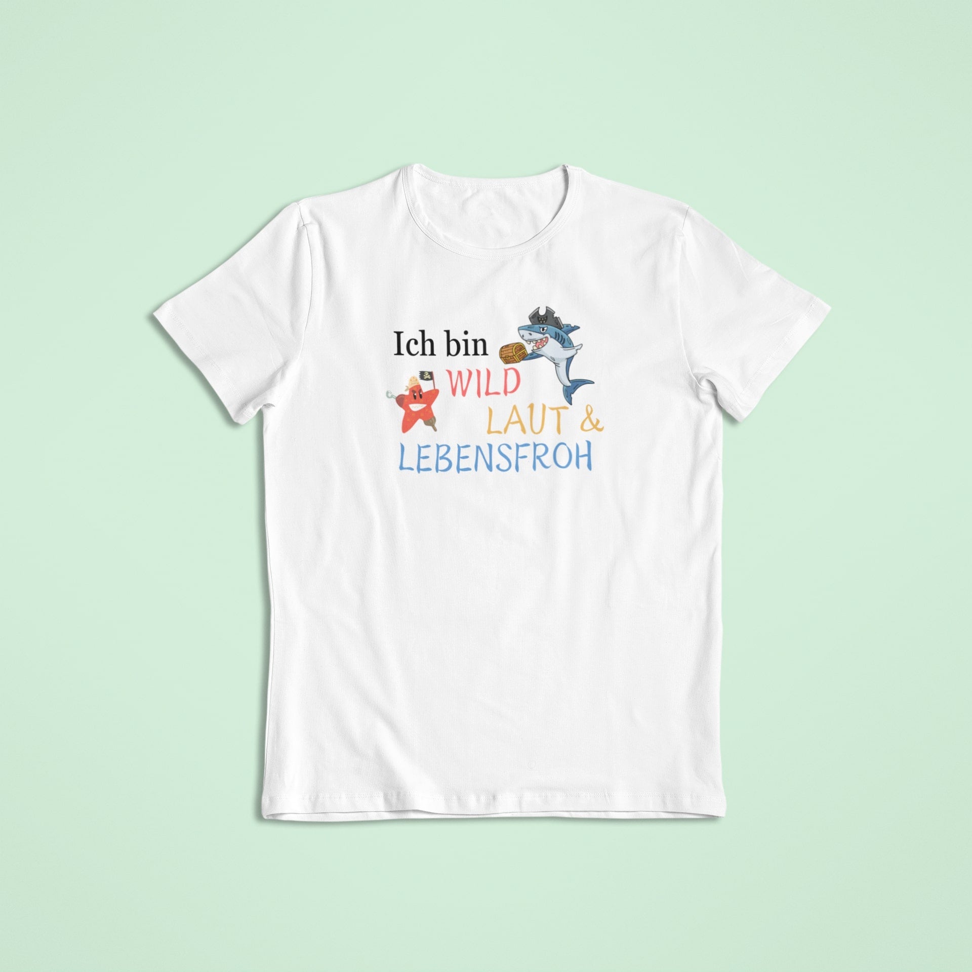 Weißes Kindershirt mit buntem Statement „Ich bin wild, laut & lebensfroh“ sowie zwei Comic-Piraten – ein Seestern mit Holzbein und ein Hai mit Kopftuch.