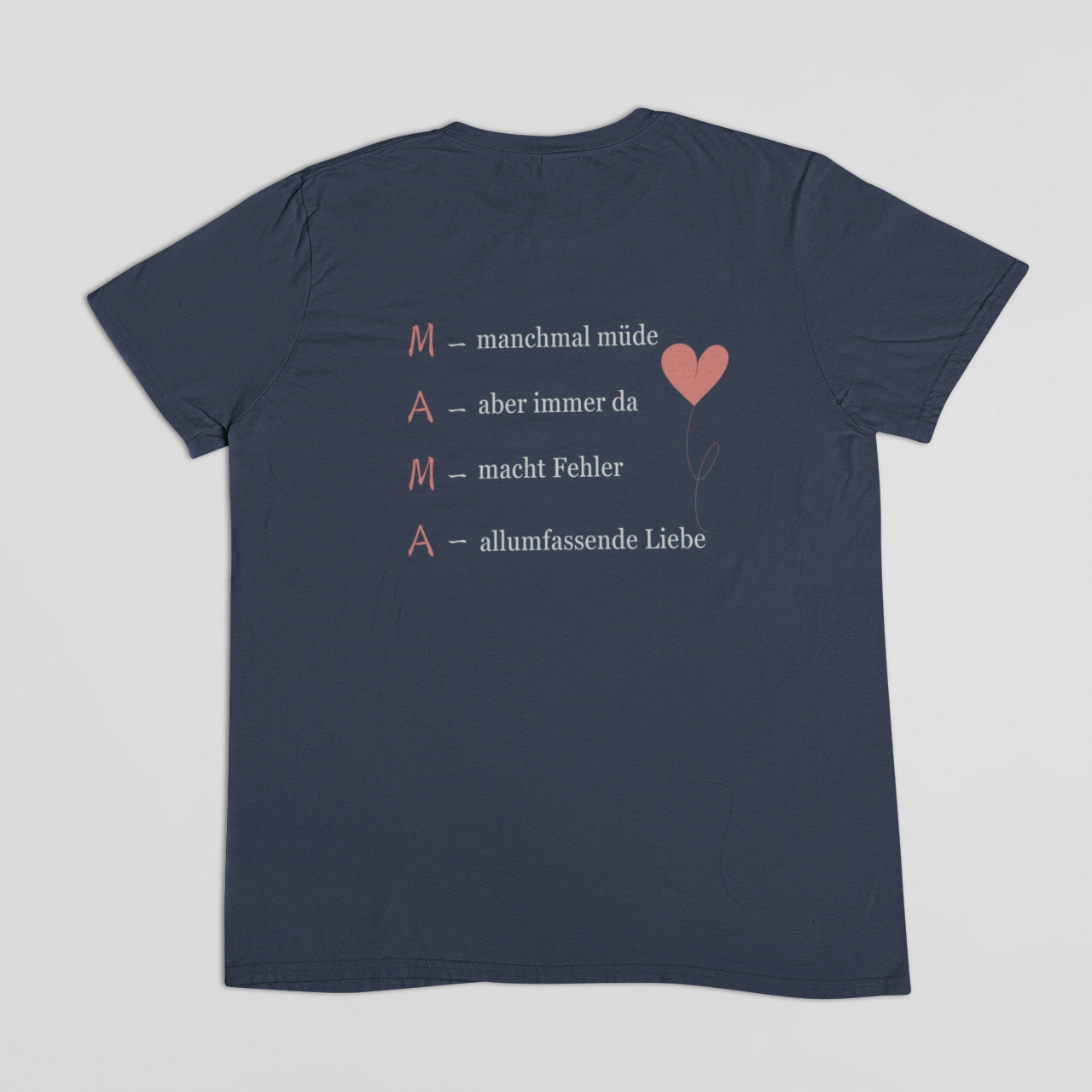 Dunkelblaues Damen-T-Shirt mit Rückseitendruck „M – manchmal müde, A – aber immer da, M – macht Fehler, A – allumfassende Liebe“ und Herzballon – Statementshirt für Mamas aus dem Sinachtsam-Shop