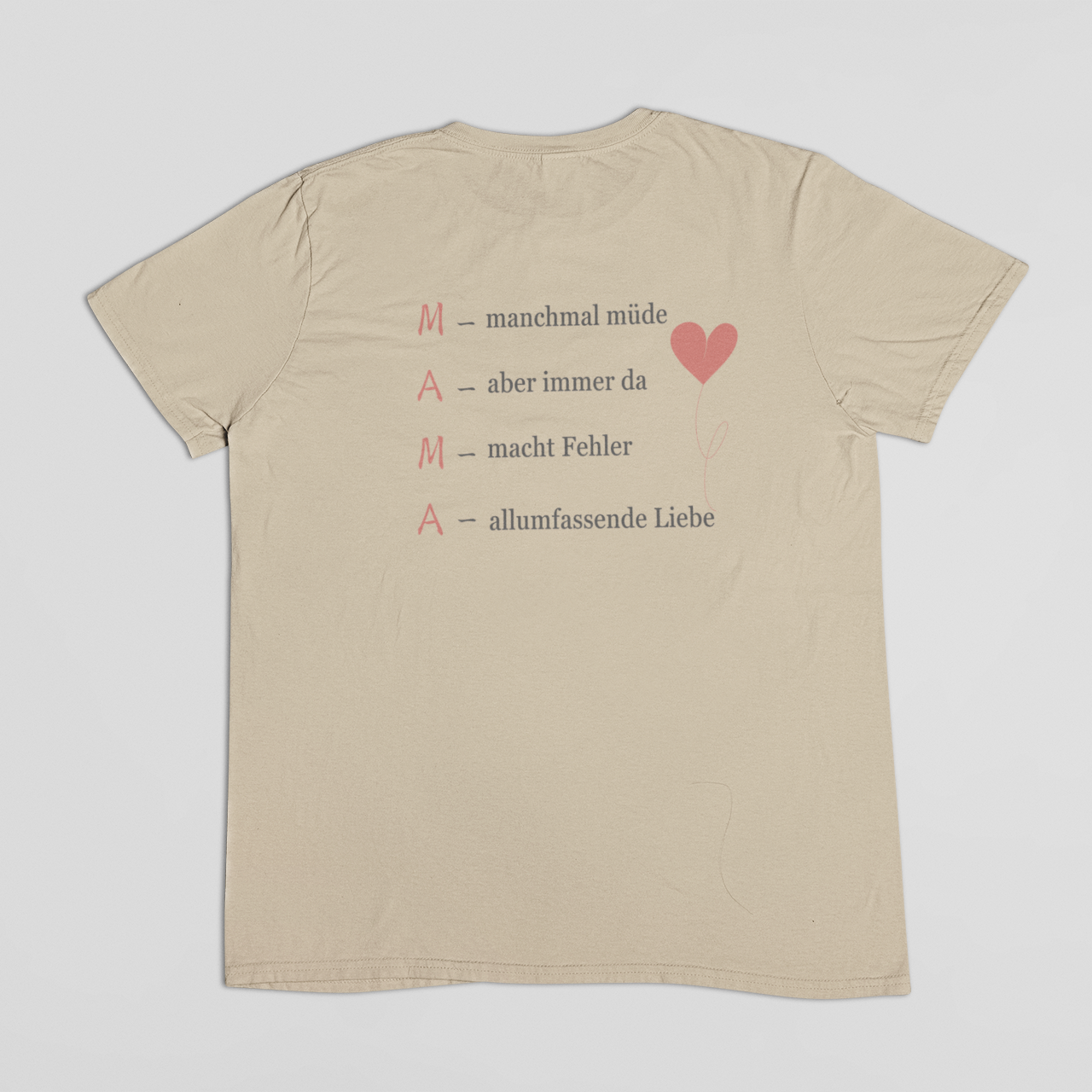 Beigefarbenes T-Shirt mit liebevollem Mama-Backprint „M – manchmal müde …“ aus der „Achtsame Mama“-Kollektion – mit rosa Herz-Illustration.