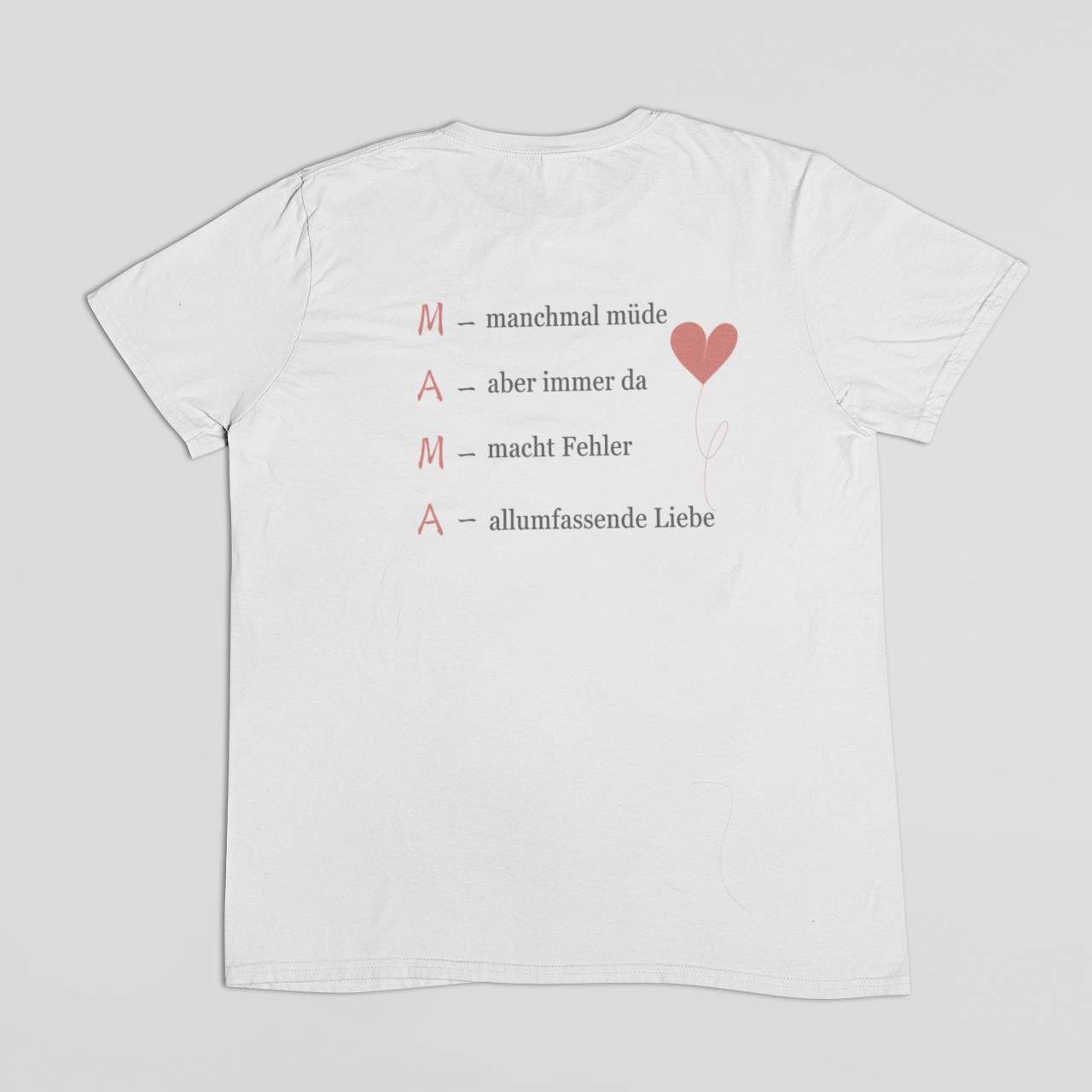 Weißes Damen-T-Shirt mit emotionalem Backprint „MAMA – manchmal müde, aber immer da, macht Fehler, allumfassende Liebe“ aus der Kollektion „Achtsame Mama“ vom Sinachtsam-Shop – Design mit Herzballon in Rosa