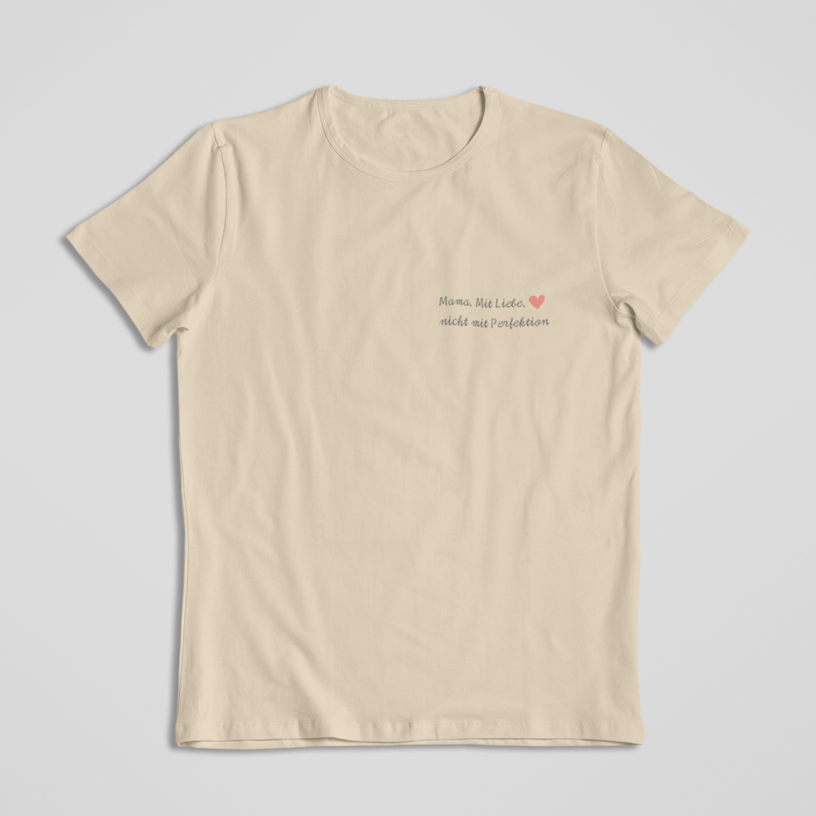 Beiges Damen-T-Shirt mit Frontaufdruck „Mama. Mit Liebe. Nicht mit Perfektion.“ – Teil der liebevollen Mama-Kollektion von Sinachtsam