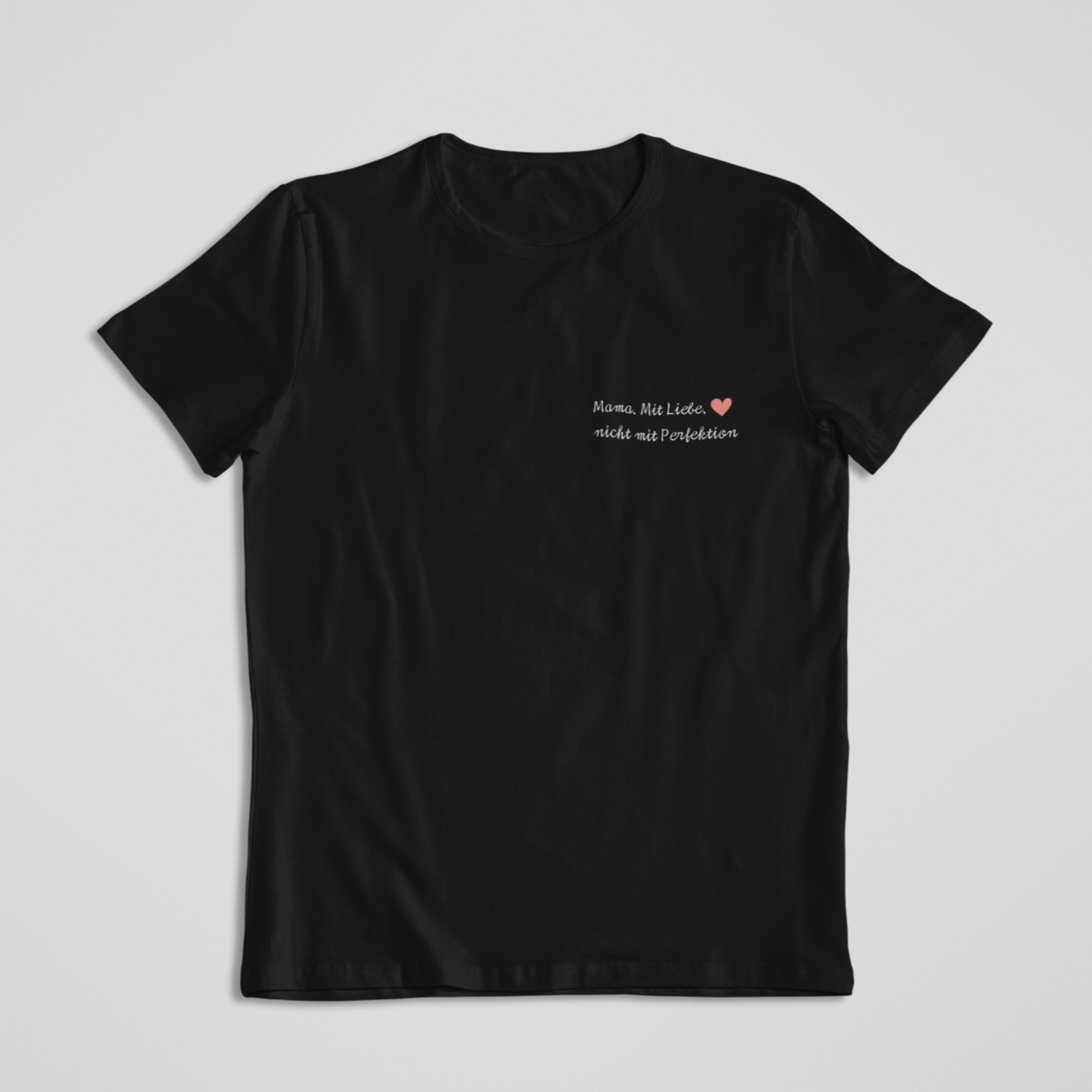 Schwarzes Statement-T-Shirt für Mamas mit der Aufschrift „Mama. Mit Liebe. Nicht mit Perfektion.“ – bewusstes Design mit Herz aus dem Sinachtsam-Shop