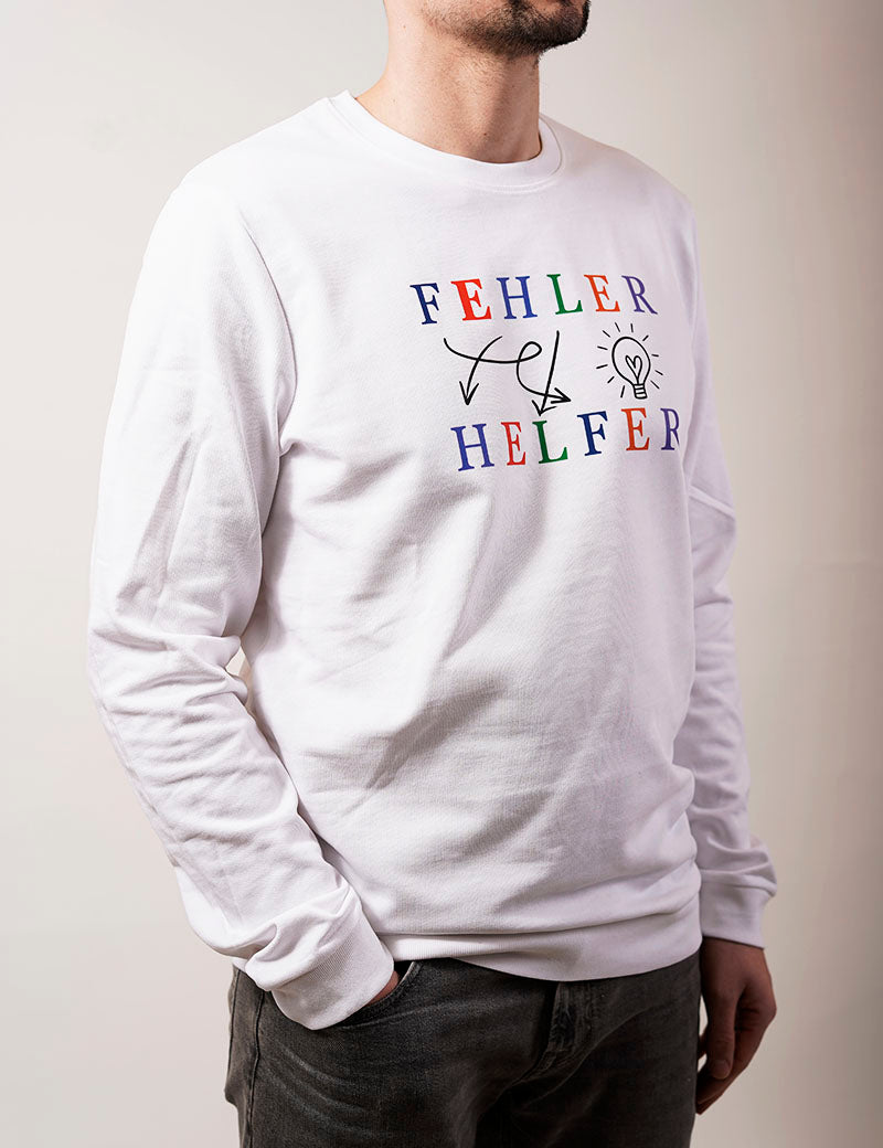nahaufnahme weißer herren pullover mit bunten buchstaben fehler helfer und modernen icons
