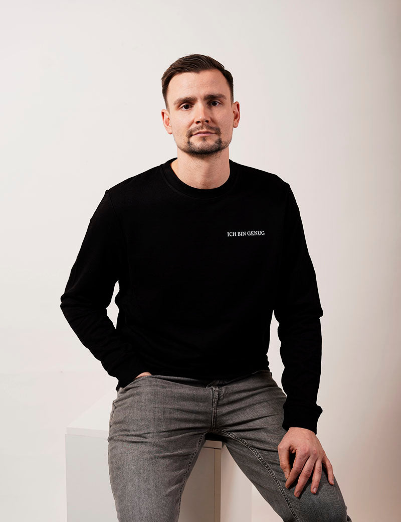 ein mann im schwarzen pullover mit weißer schrift ich bin genug für die selflove