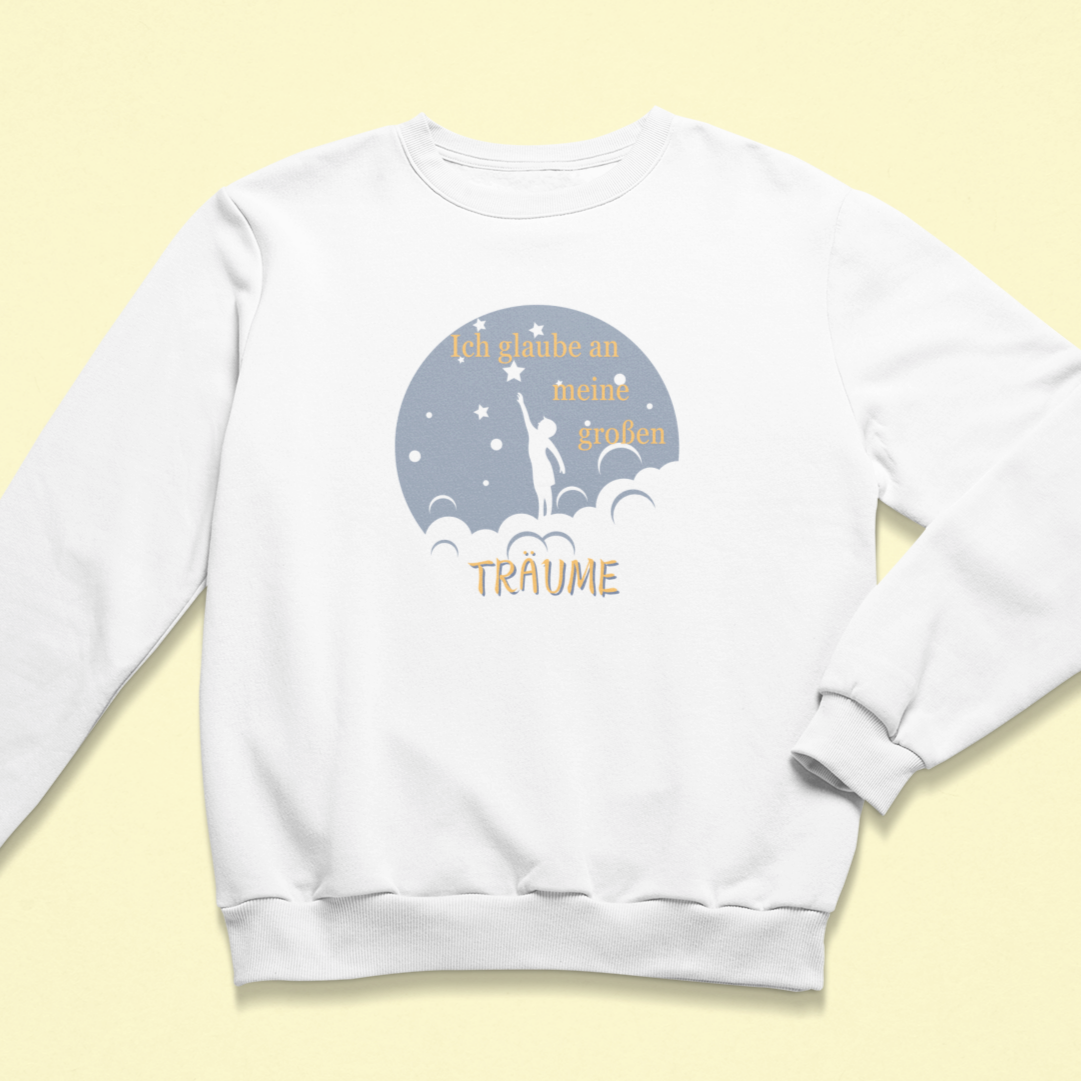 Weißes Kinder-Sweatshirt mit der Aufschrift „Ich glaube an meine großen Träume“, ergänzt durch ein stilisiertes Motiv einer Rakete, die in einen Nachthimmel mit Sternen und Mond aufsteigt. Das Design vermittelt Mut, Hoffnung und kindliche Vorstellungskraft.