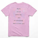Rückseite eines light-pinkes Kinder-T-Shirts mit farbenfrohem Smiley-Muster und dem Spruch: ‚Heute ist ein guter Tag, weil ich entscheide, dass es einer wird.‘