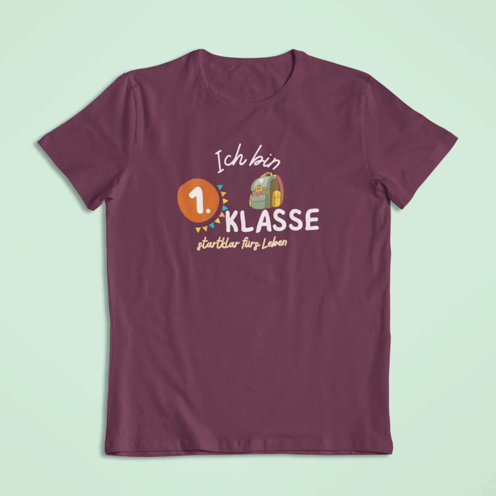 T-Shirt in Burgundy mit dem Aufdruck: Ich bin 1. Klasse – startklar fürs Leben. Bio-Einschulungs-T-Shirt von Sinachtsam