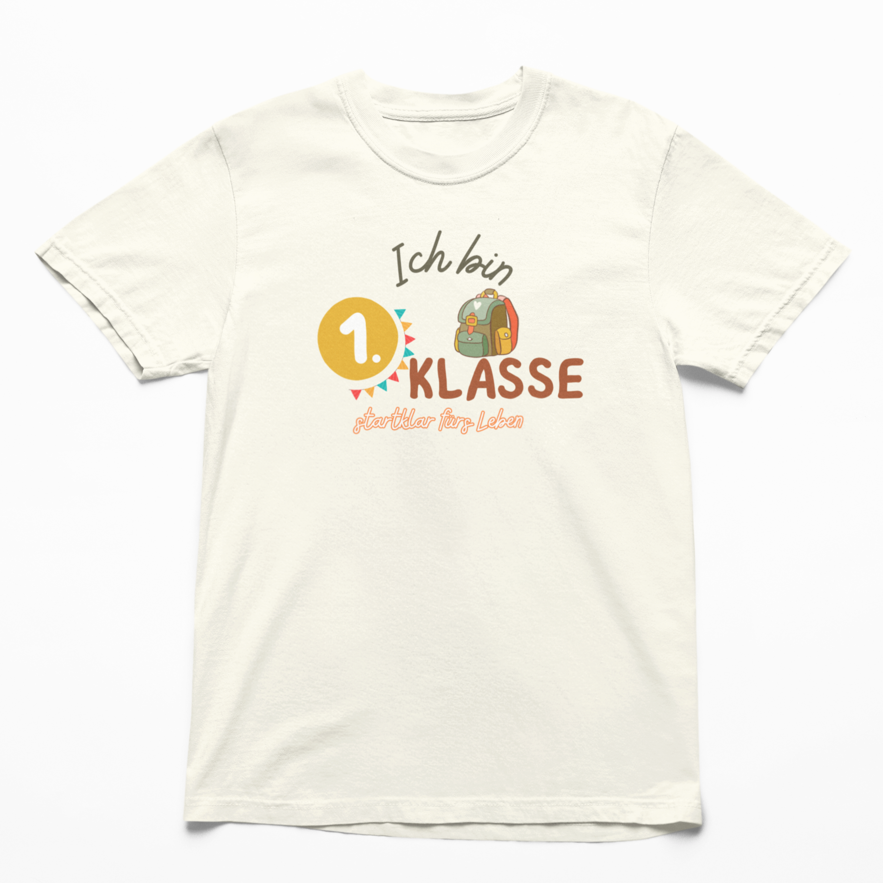 T-Shirt in Natural mit dem Aufdruck: Ich bin 1. Klasse – startklar fürs Leben. Bio-Einschulungs-T-Shirt von Sinachtsam