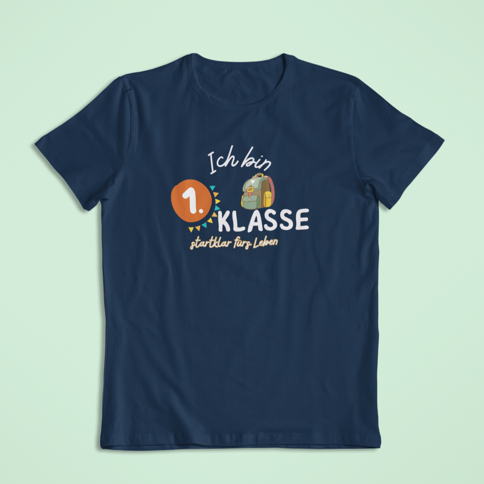 T-Shirt in Navy mit dem Aufdruck: Ich bin 1. Klasse – startklar fürs Leben. Bio-Einschulungs-T-Shirt von Sinachtsam