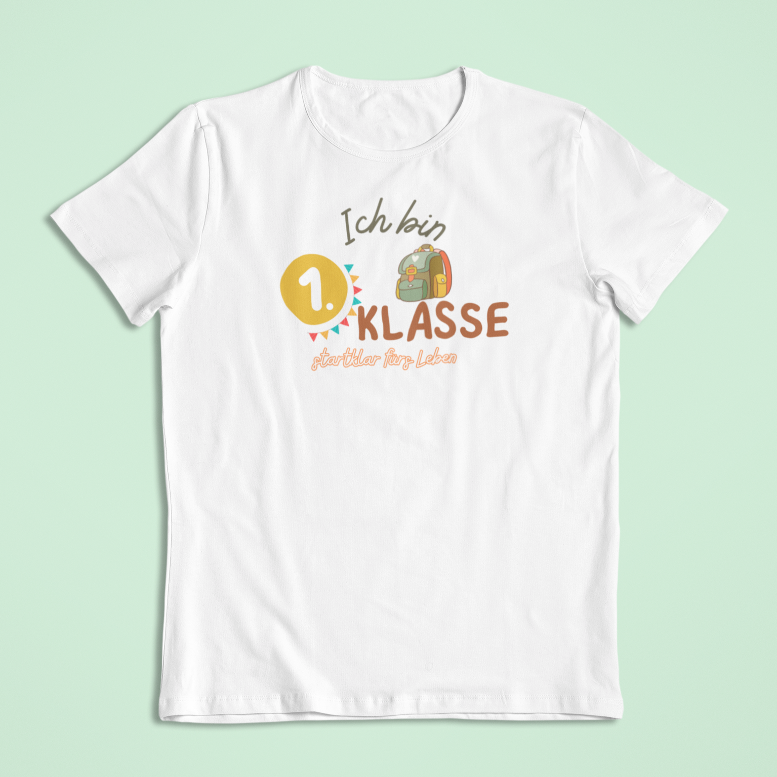 T-Shirt in Weiß mit dem Aufdruck: Ich bin 1. Klasse – startklar fürs Leben. Bio-Einschulungs-T-Shirt von Sinachtsam