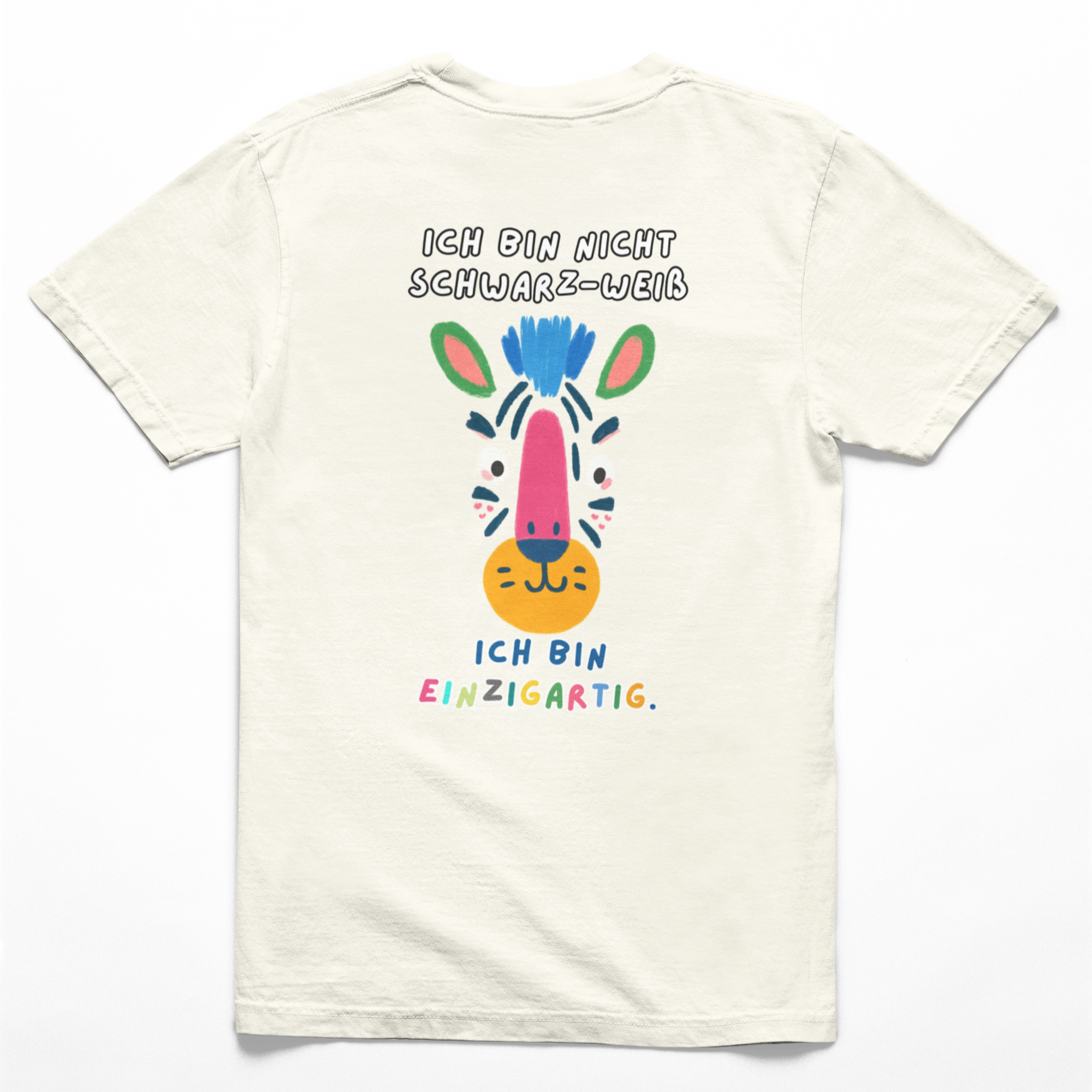 T-Shirt in Naturfarbe mit der Aufschrift „Ich bin nicht schwarz weiß ich bin einzigartig rückseite.jpg“