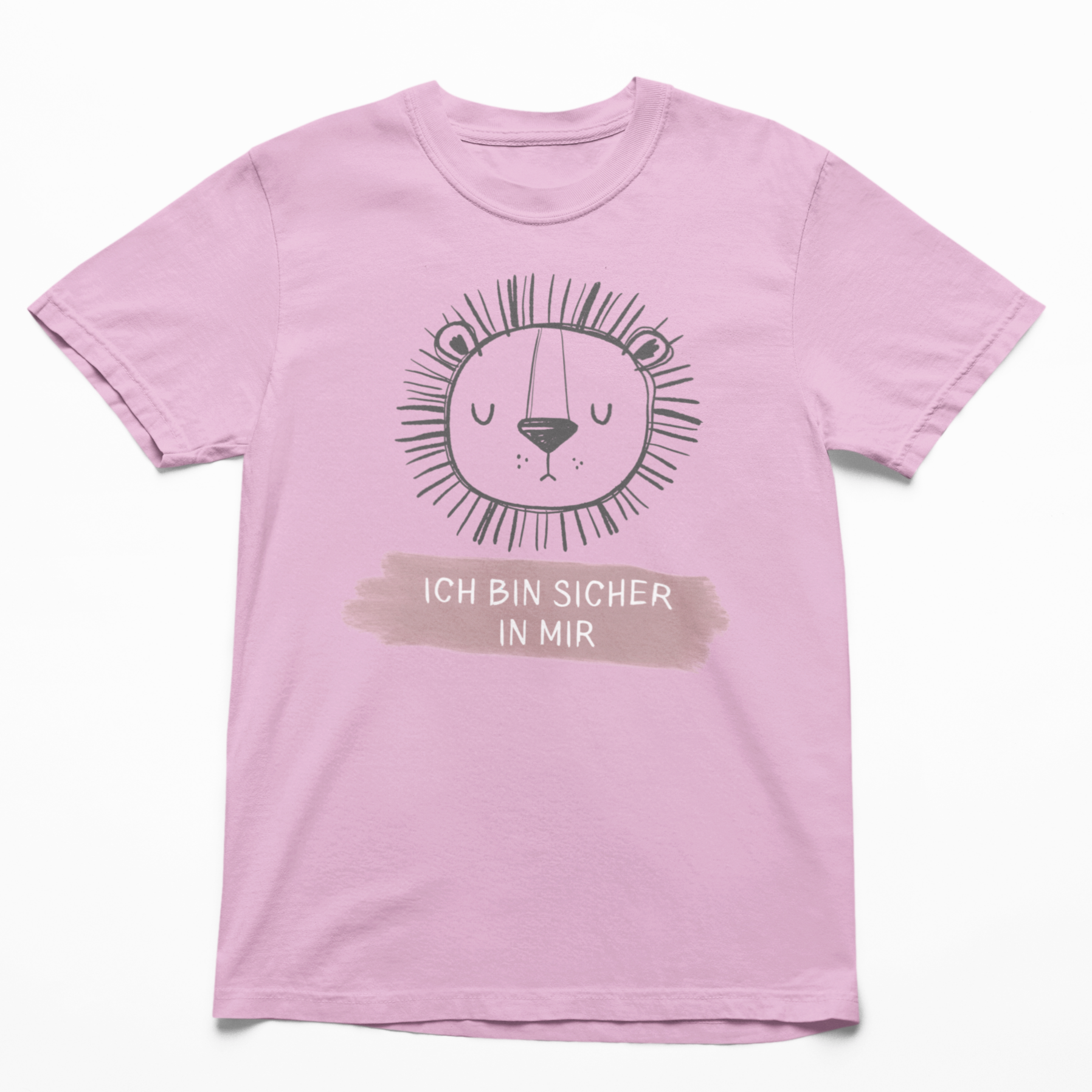 T-Shirt in Light Pink mit ruhigem Löwenkopf und der Affirmation „Ich bin sicher in mir“ – Frontansicht