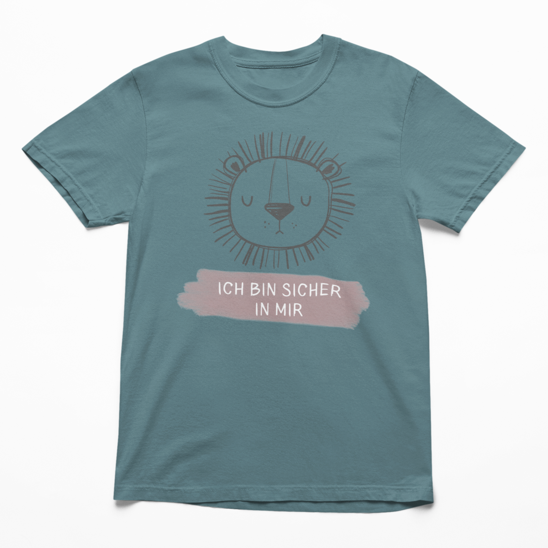 T-Shirt in Dusty Indigo mit Löwenmotiv und Affirmation „Ich bin sicher in mir“ – Frontansicht
