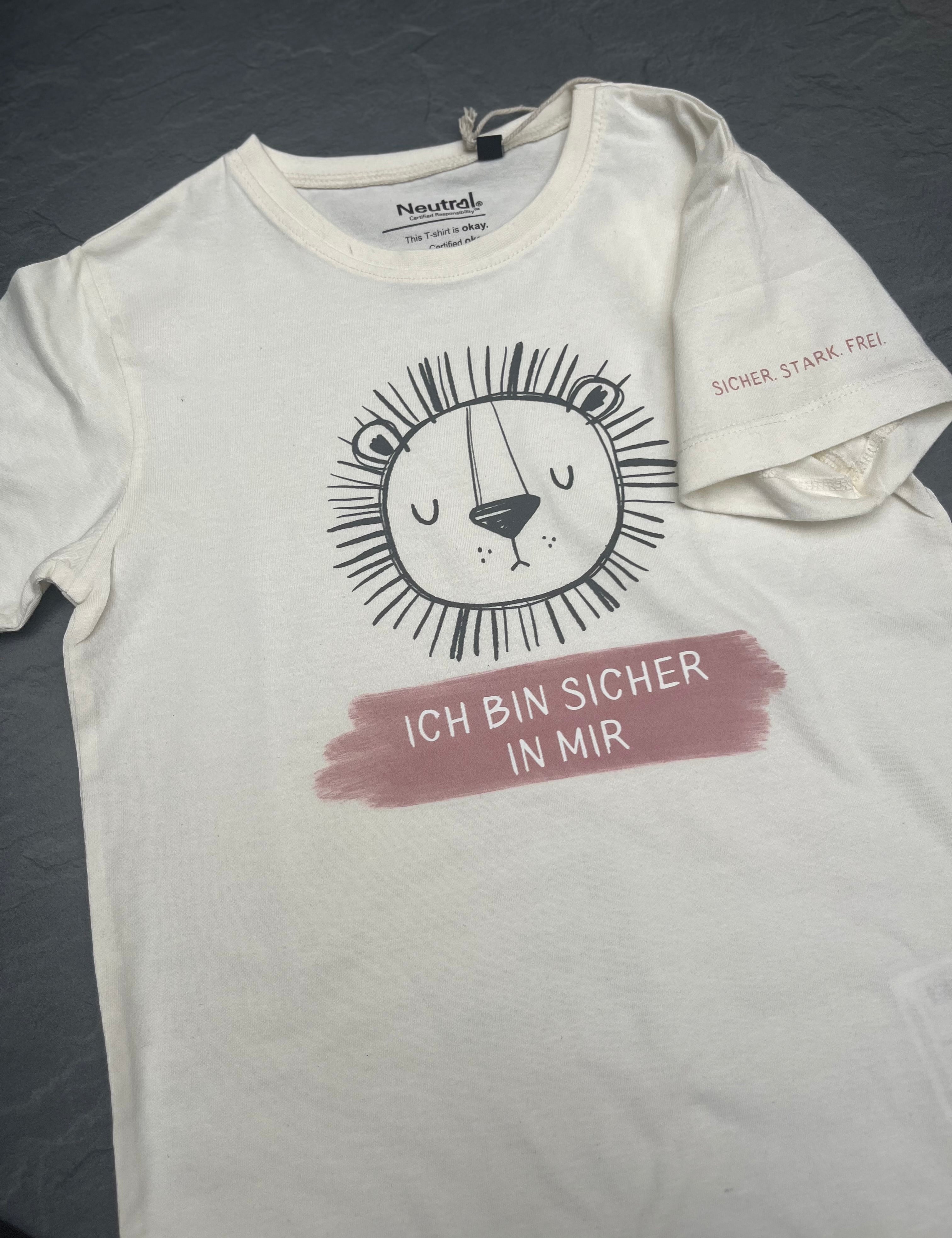 T-Shirt in Natur mit aufgedrucktem Löwen und dem Ärmel-Detail "SICHER. STARK. FREI." auf der rechten Seite sichtbar
