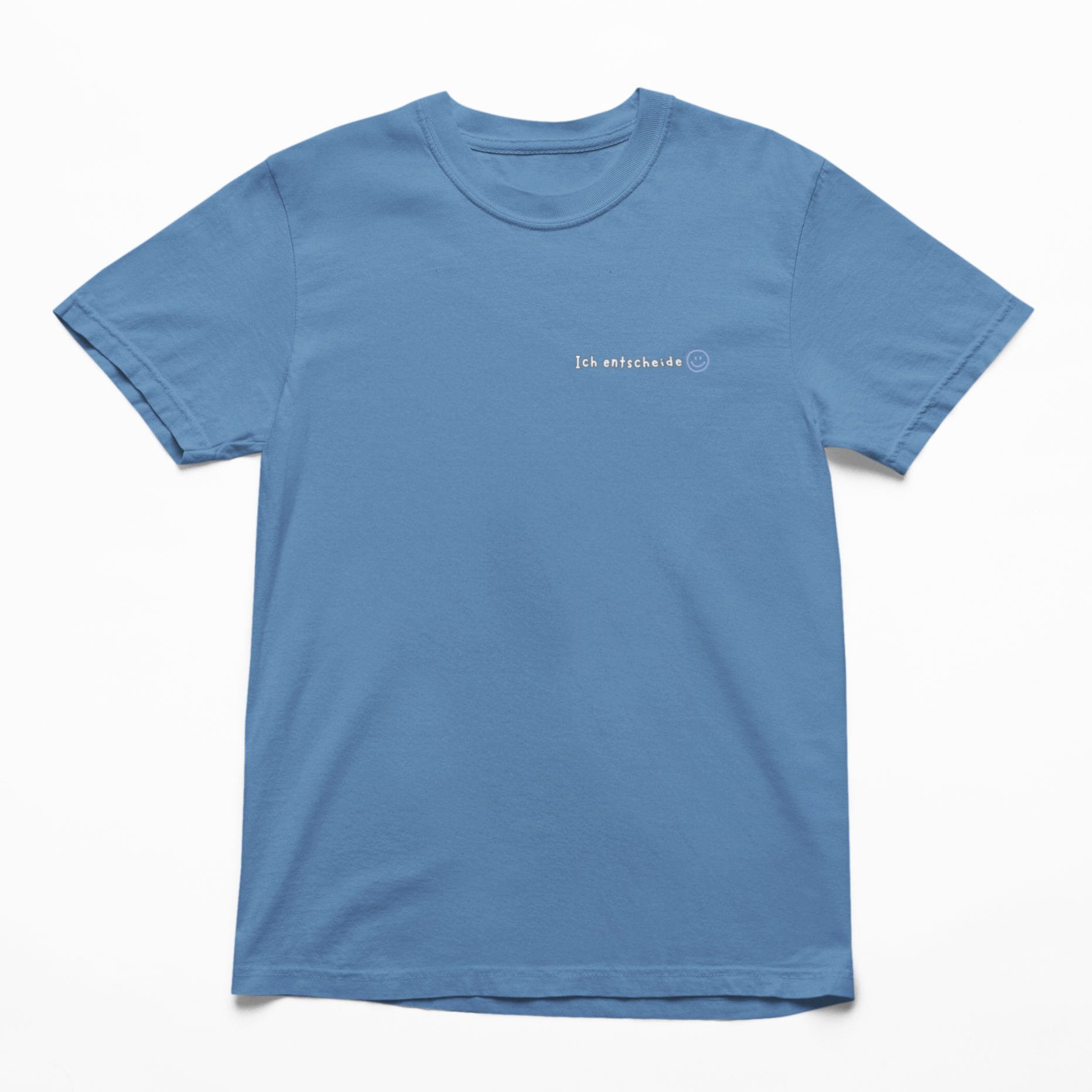 Blaues Affirmationsshirt für Kinder und Erwachsene mit Schriftzug Ich entscheide 🙂 – achtsame Mode, die Selbstvertrauen stärkt.